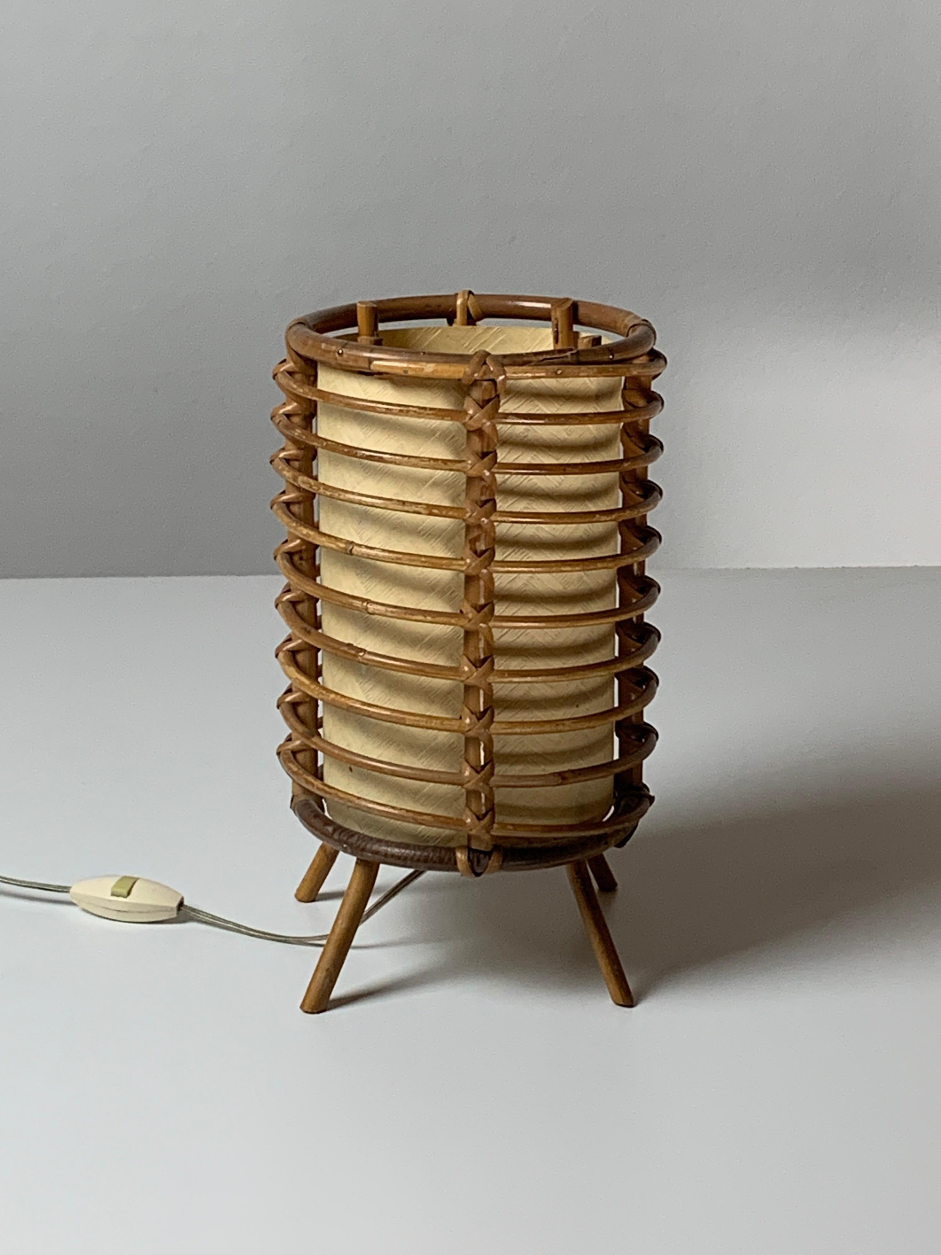 Preciosa lámpara de mesa pequeña de bambú y pergamino de louis sognot, francia años 50. Esta lámpara está en un magnífico estado vintage, sin defectos que mencionar, sólo algo de pátina en el bambú. Esta lámpara está preparada para una bombilla