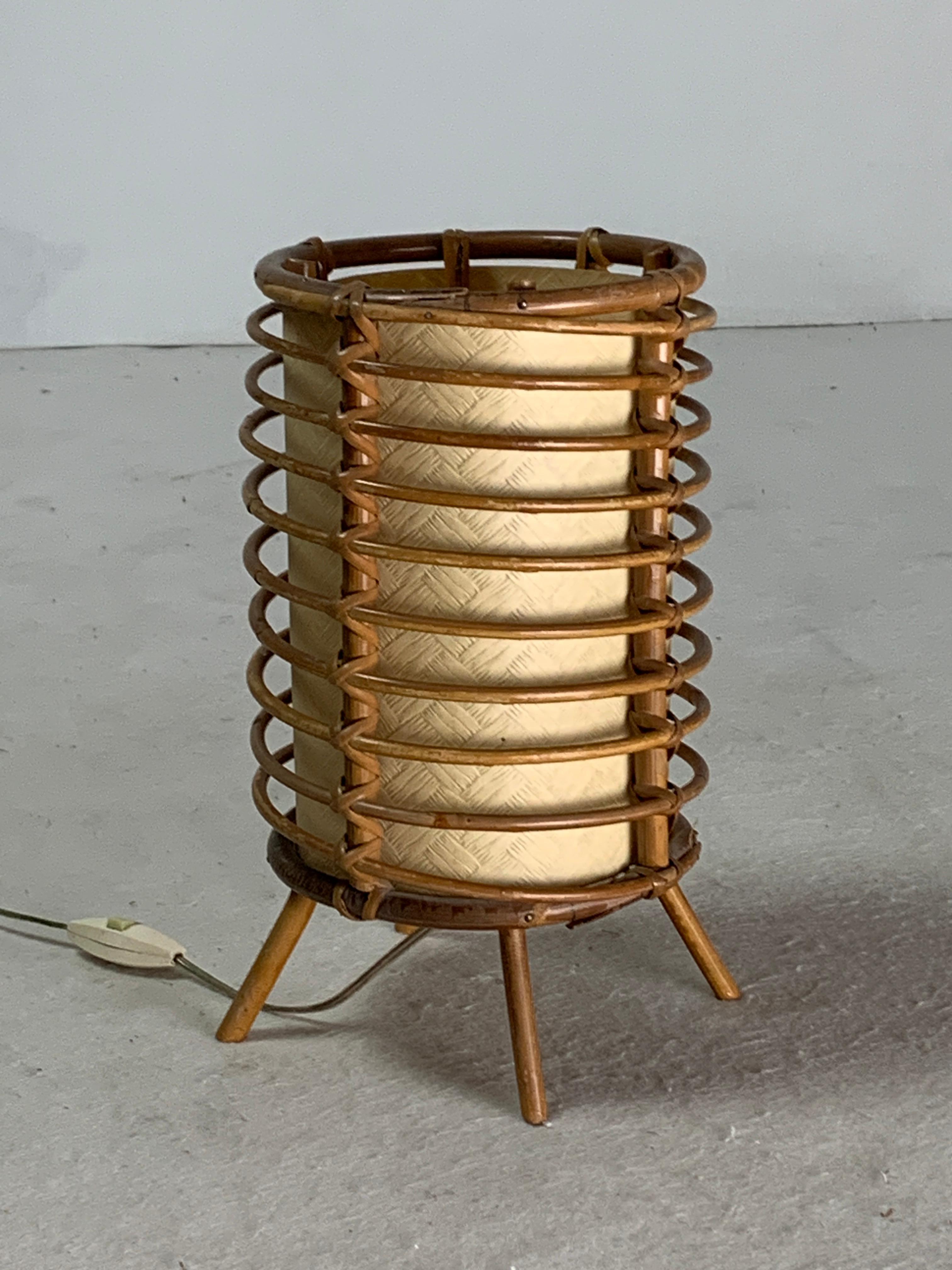 Lámpara de mesa cilíndrica de bambú de Louis Sognot, Francia Años 50 Moderno de mediados de siglo en venta