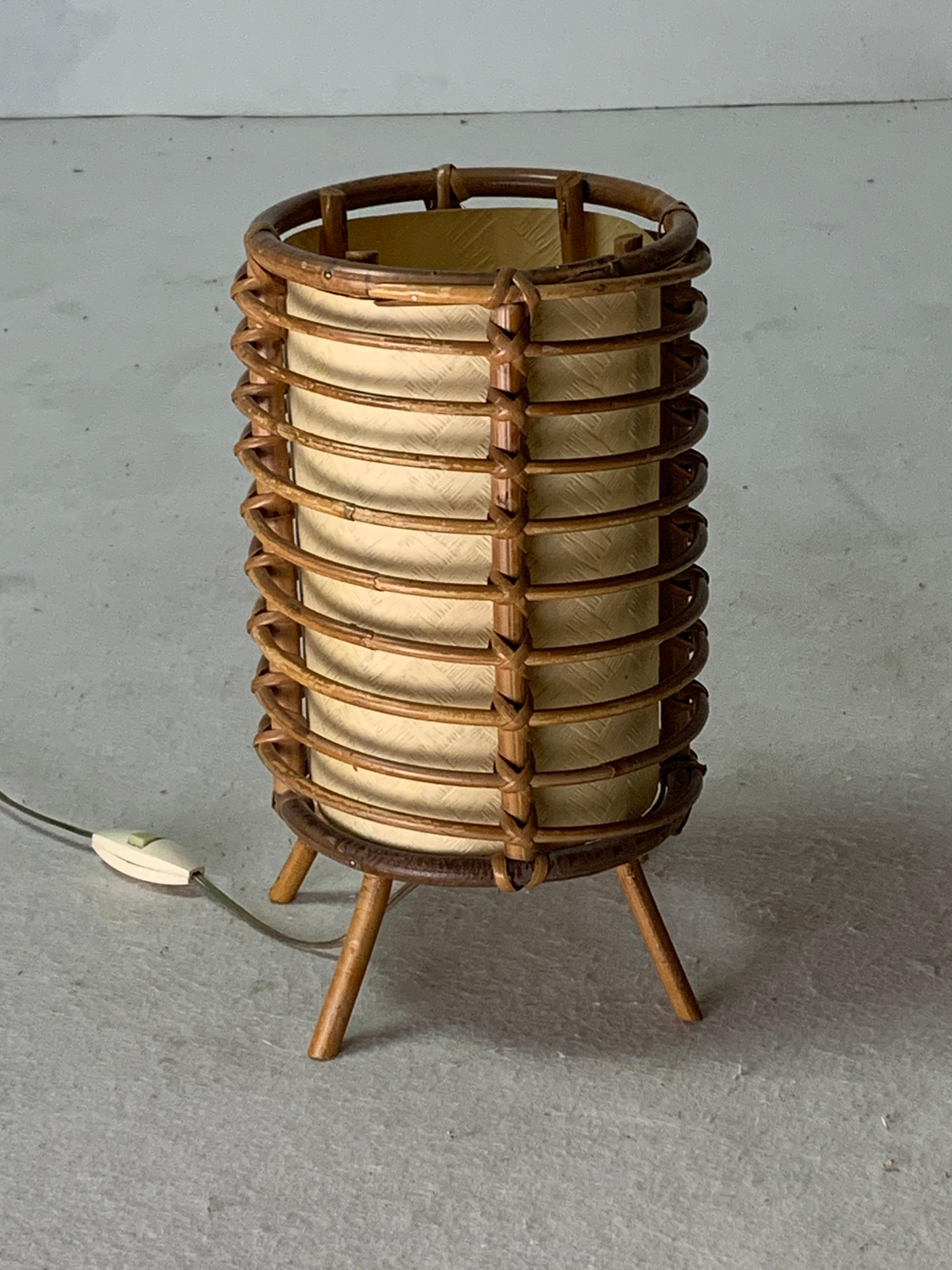 Lámpara de mesa cilíndrica de bambú de Louis Sognot, Francia Años 50 Francés en venta