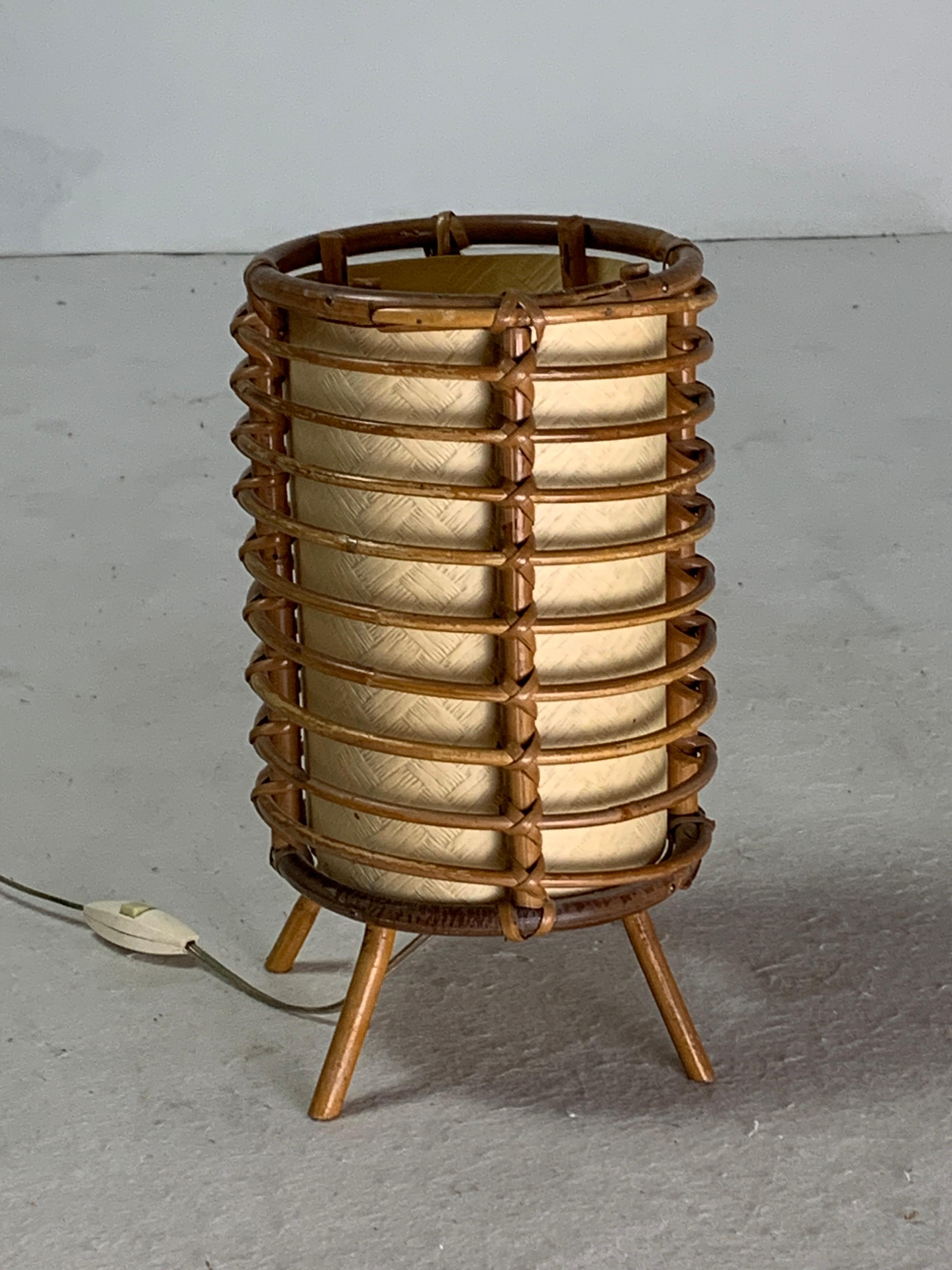 Lámpara de mesa cilíndrica de bambú de Louis Sognot, Francia Años 50 en Bueno estado para la venta en Zaandam, NL