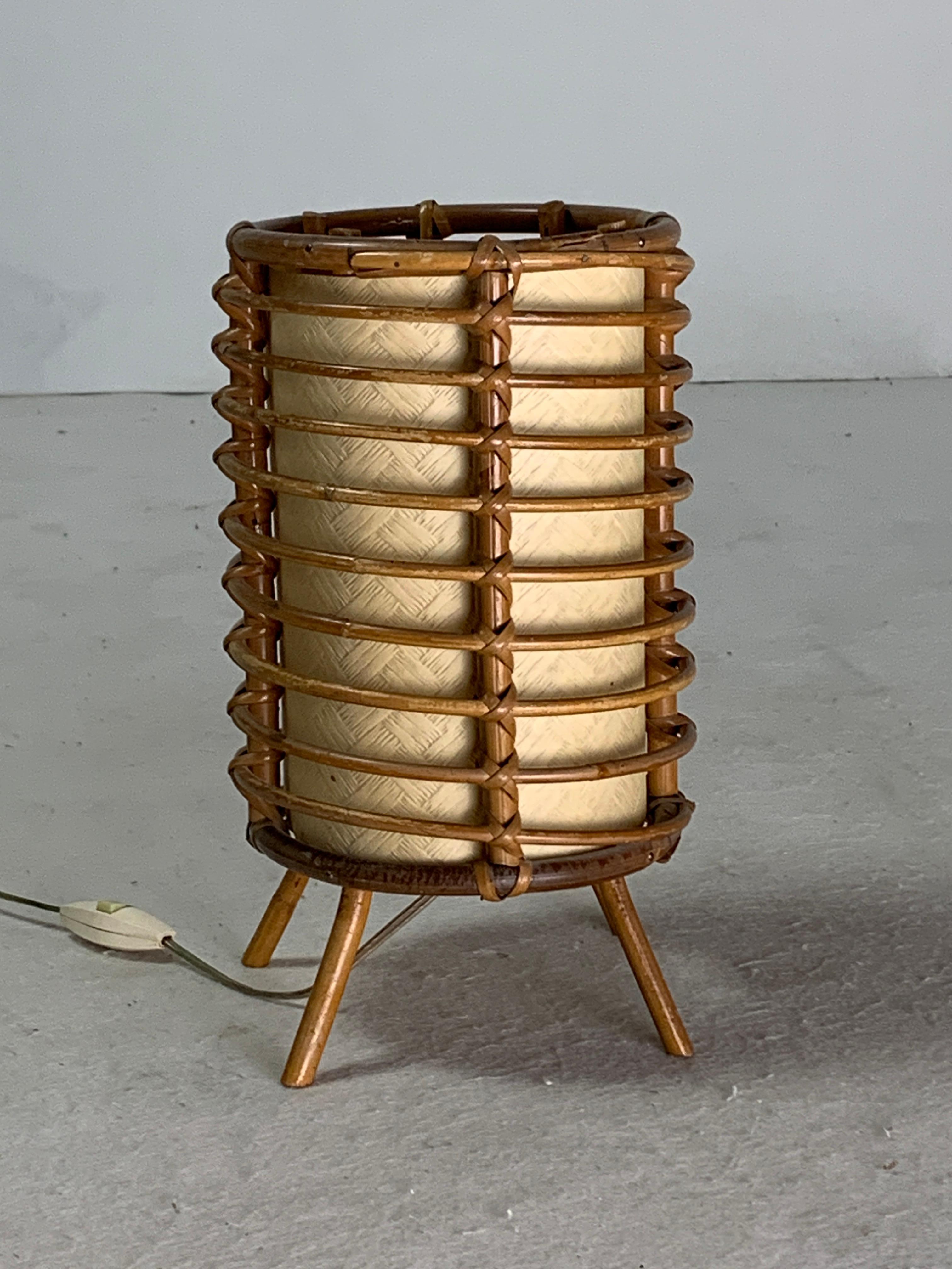 Lámpara de mesa cilíndrica de bambú de Louis Sognot, Francia Años 50 mediados del siglo XX en venta