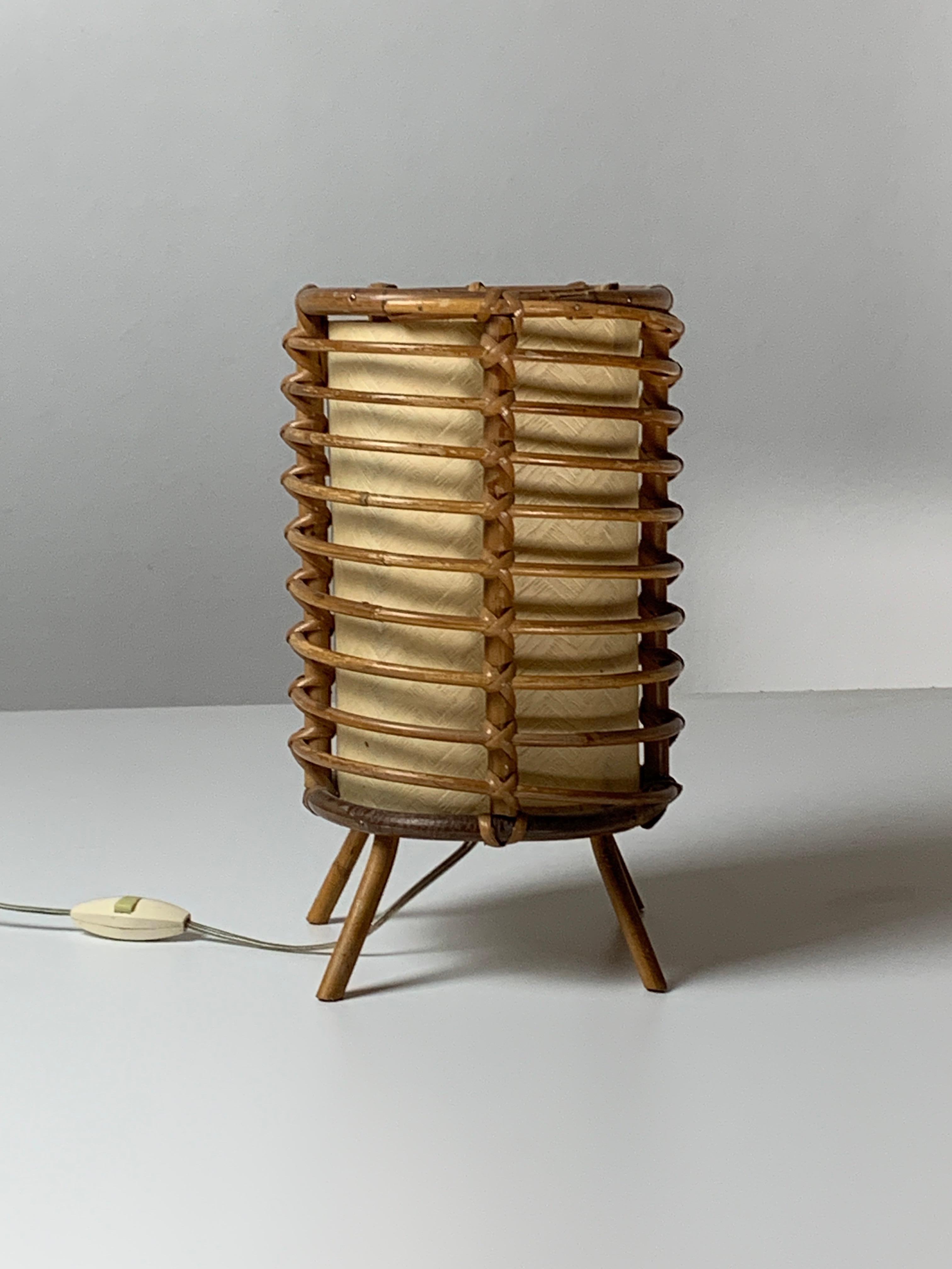 Lámpara de mesa cilíndrica de bambú de Louis Sognot, Francia Años 50 en venta 2