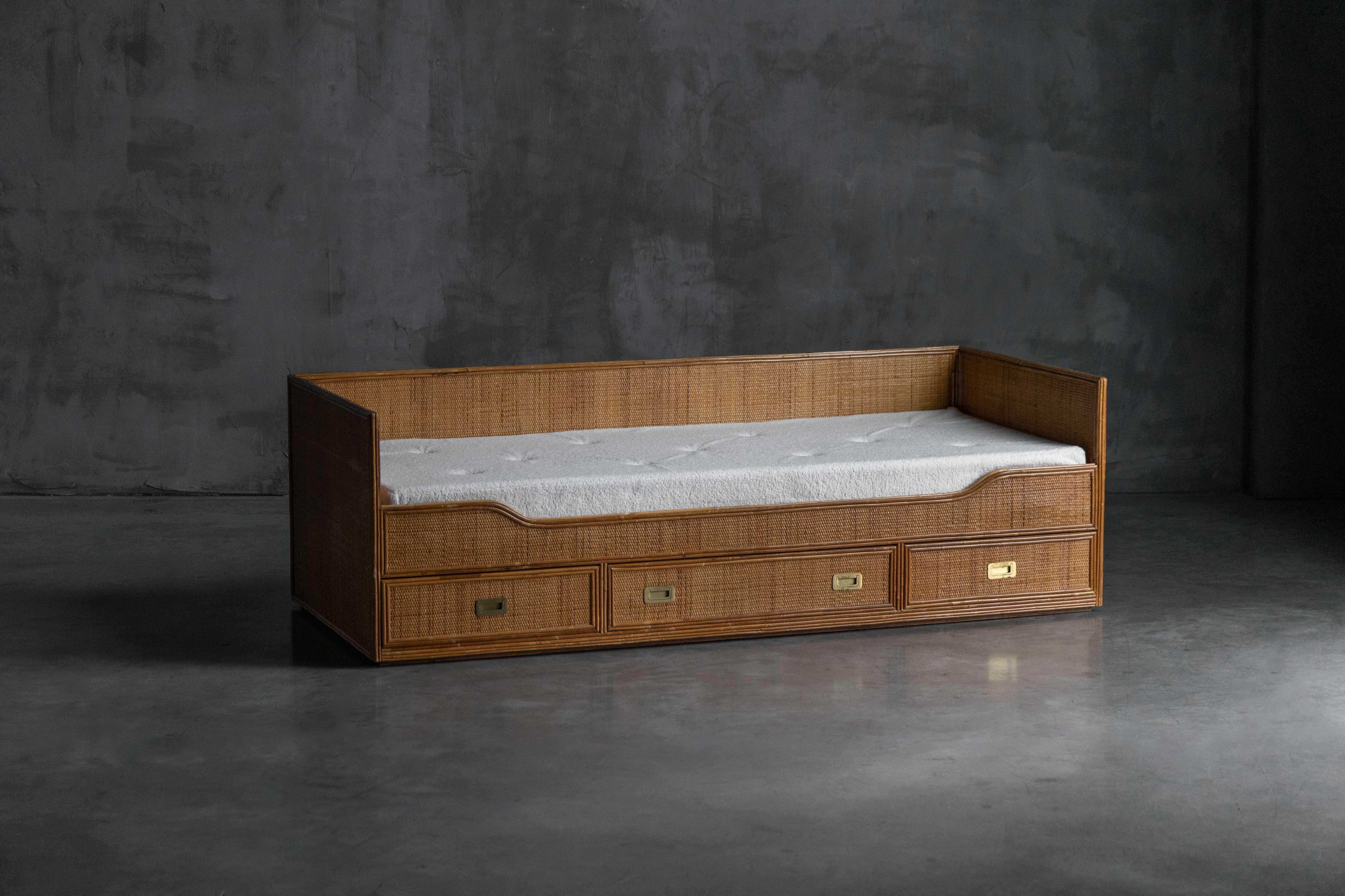 Elegante letto da giorno in bambù di Vivai del Sud degli anni '70, con struttura in rattan intrecciato e cassetti integrati per riporre gli oggetti. La sua silhouette minimale e il suo materiale naturale donano calore e consistenza a qualsiasi