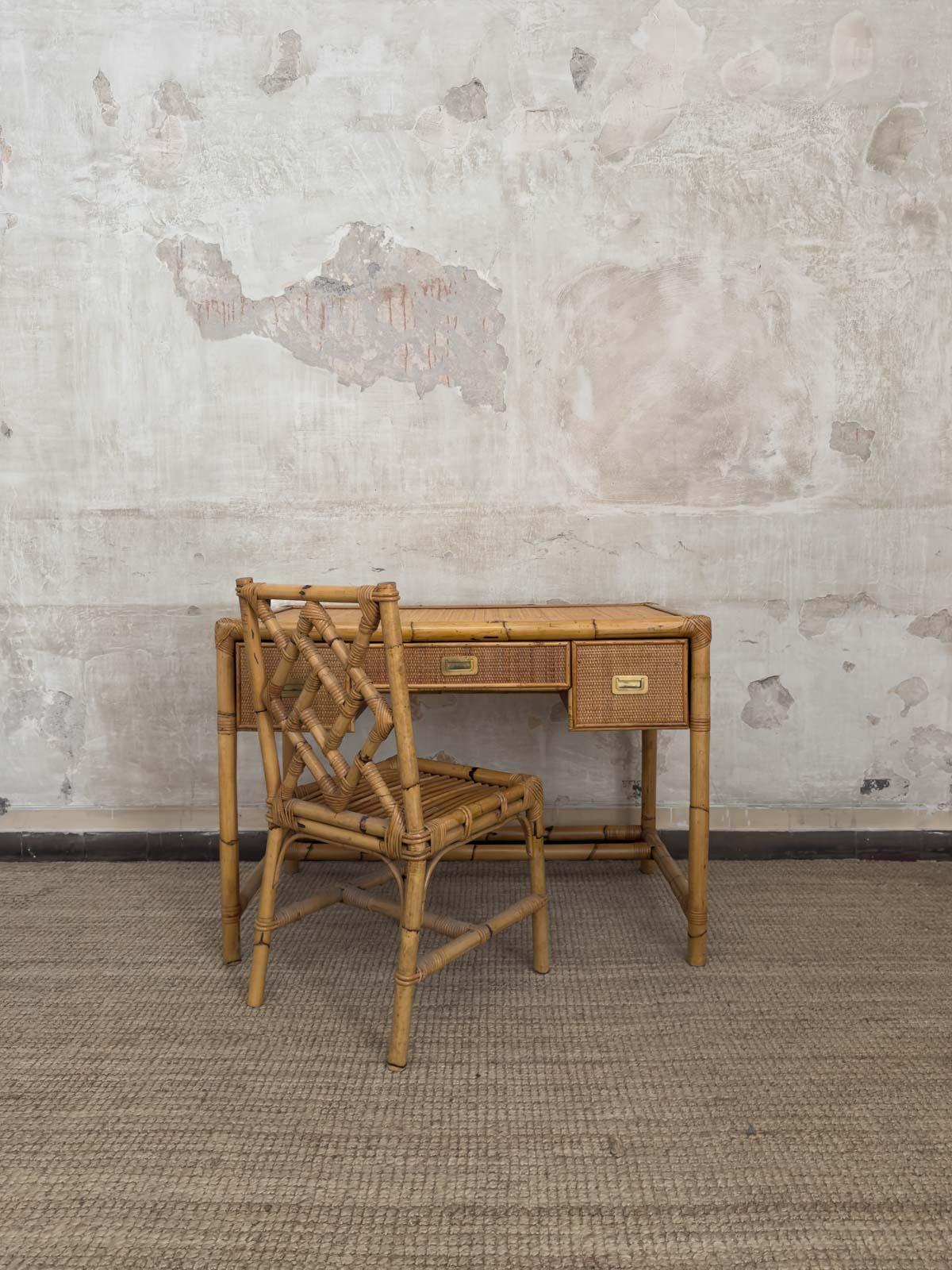 Schreibtisch und Stuhl aus Bambus - 1970er Jahre
Details zum Produkt
Abmessungen des Schreibtisches: 110 B × 80 H × 65 T cm
Stuhl Abmessungen: 43 B × 89 H × 51 T cm