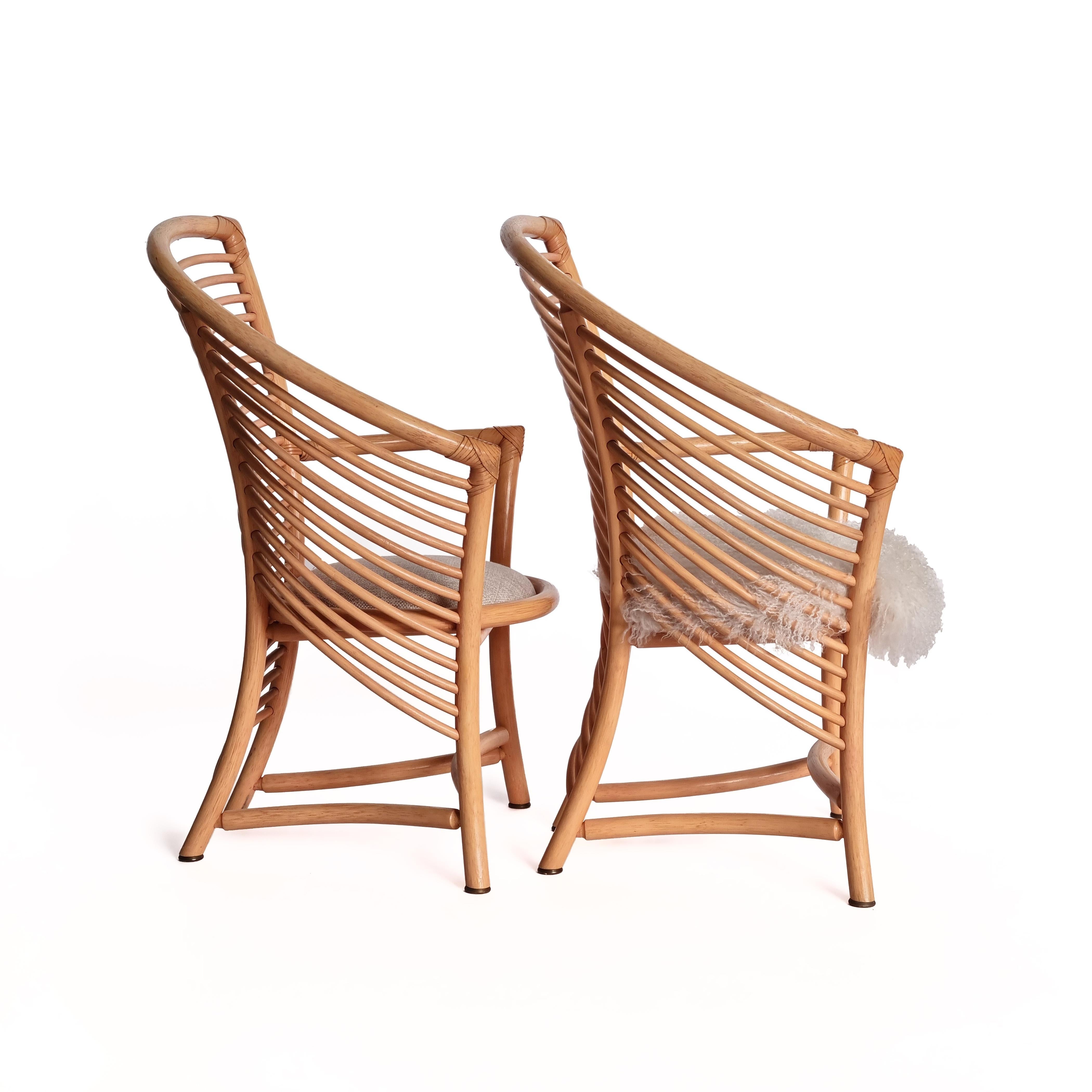 Le sedie da pranzo scultoree in rattan e bambù degli anni '70 di Flechtatelier Schütz sono un bellissimo esempio di artigianato tedesco della metà del XX secolo. Questo set di quattro sedie presenta un design organico e sorprendente, caratteristico