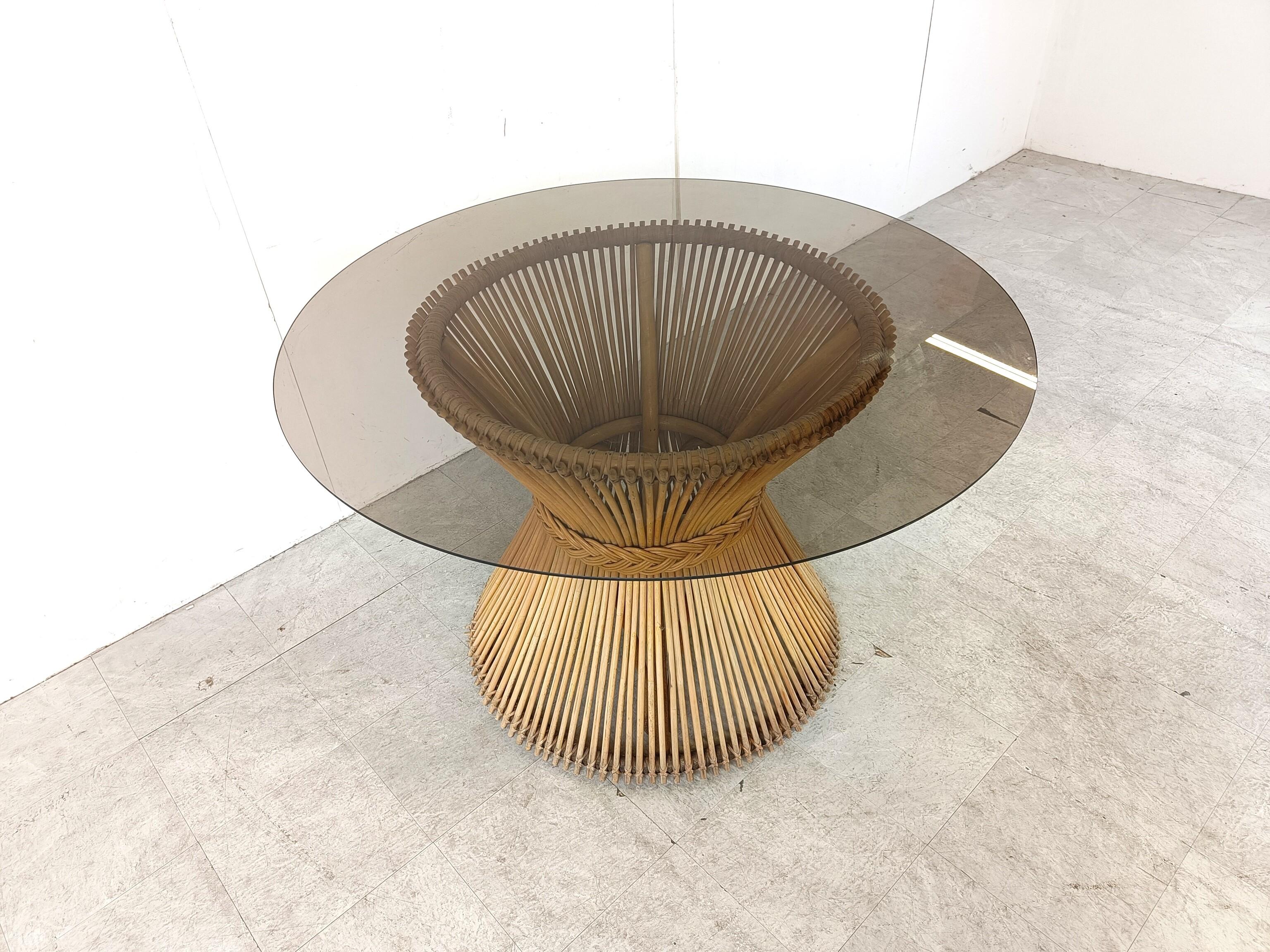 Vintage bamboo 'dining table with a diabolo shaped bamboo base and a round smoked glass table top.

Very good condition.

Lovely timeless piece.

Can be used as a center or dining table, for customized glass, please contact us.

1980s -