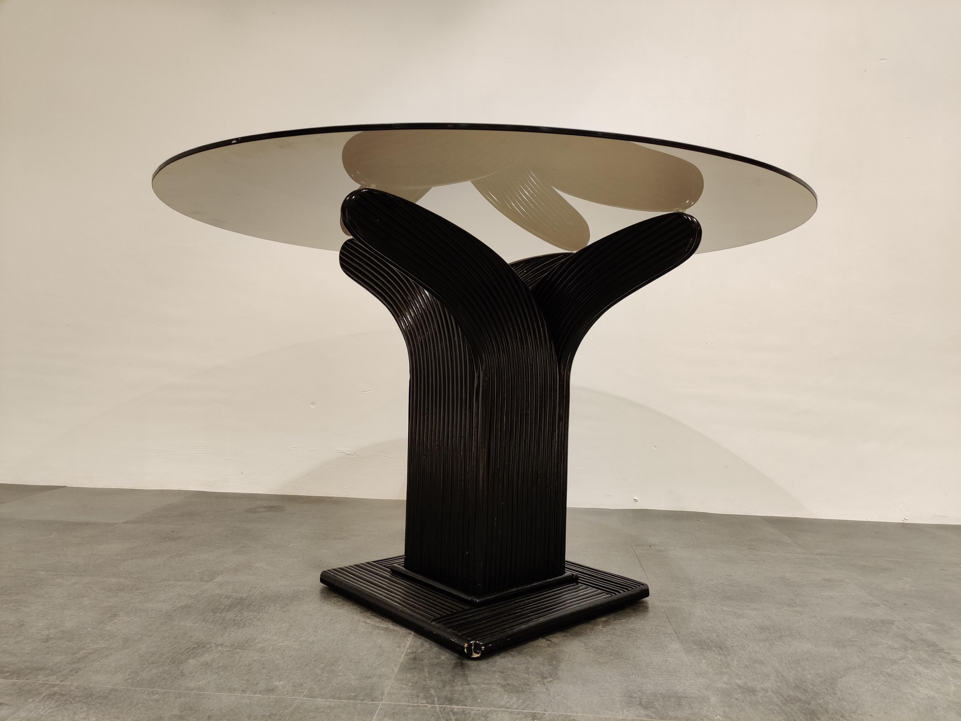 Vintage dining table with a round smoked glass top and a black rattan base.

Produced by Vivai Del Sud in France

Good condition, minimal age related wear.

Lovely timeless piece.

1970s, France.

Dimensions:

Height 75cm/29