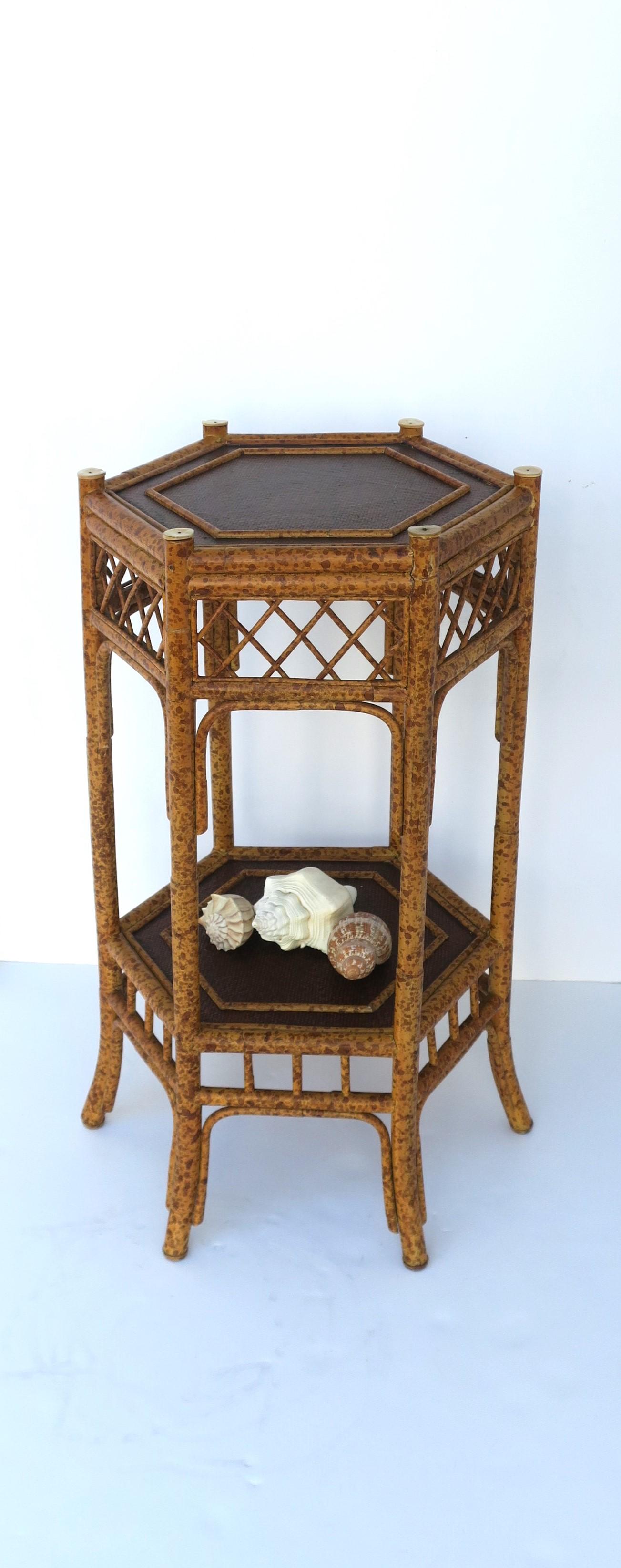 Table d'appoint en osier ancien bambou avec étagère de Maitland-Smith en vente 4