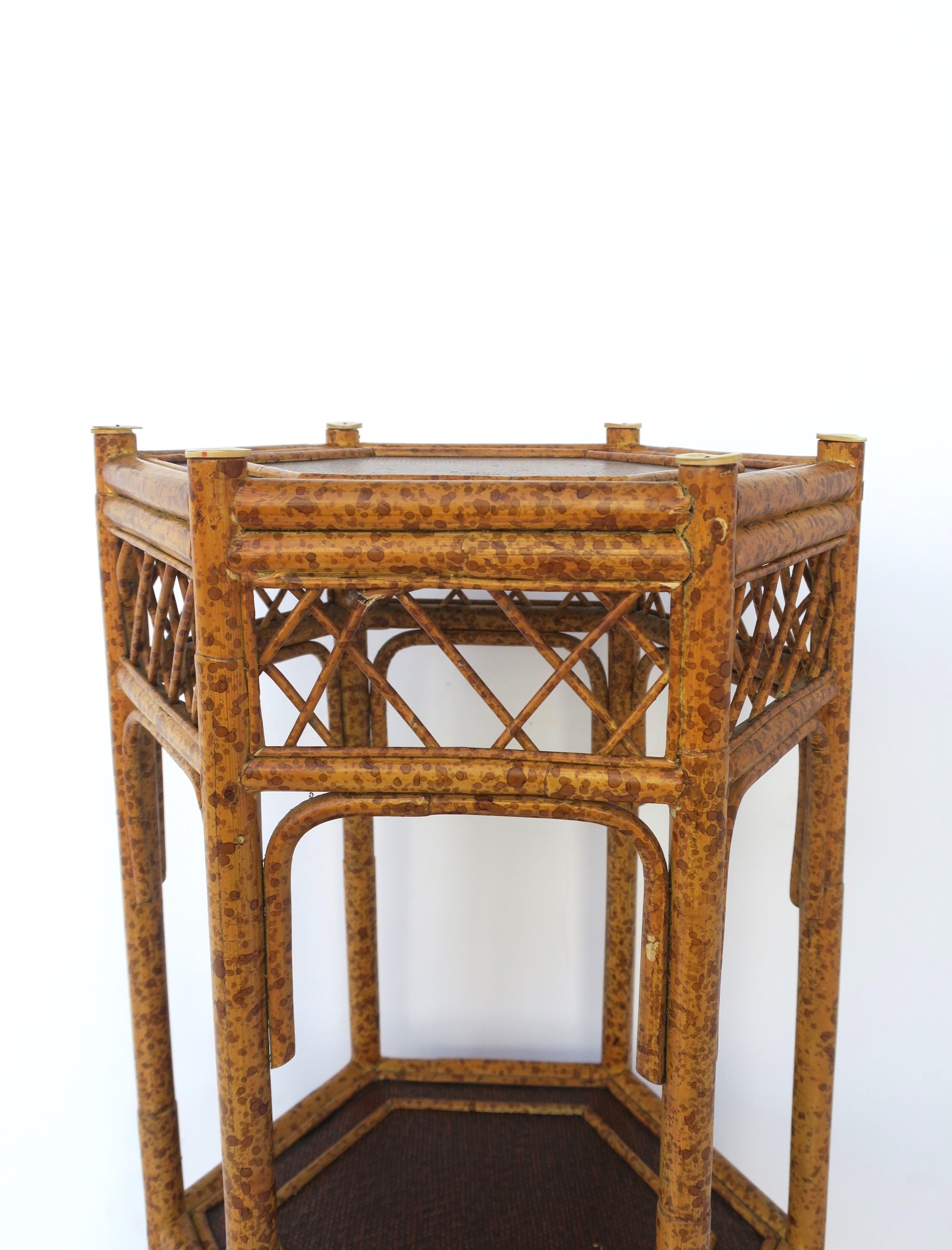 Table d'appoint en osier ancien bambou avec étagère de Maitland-Smith en vente 8