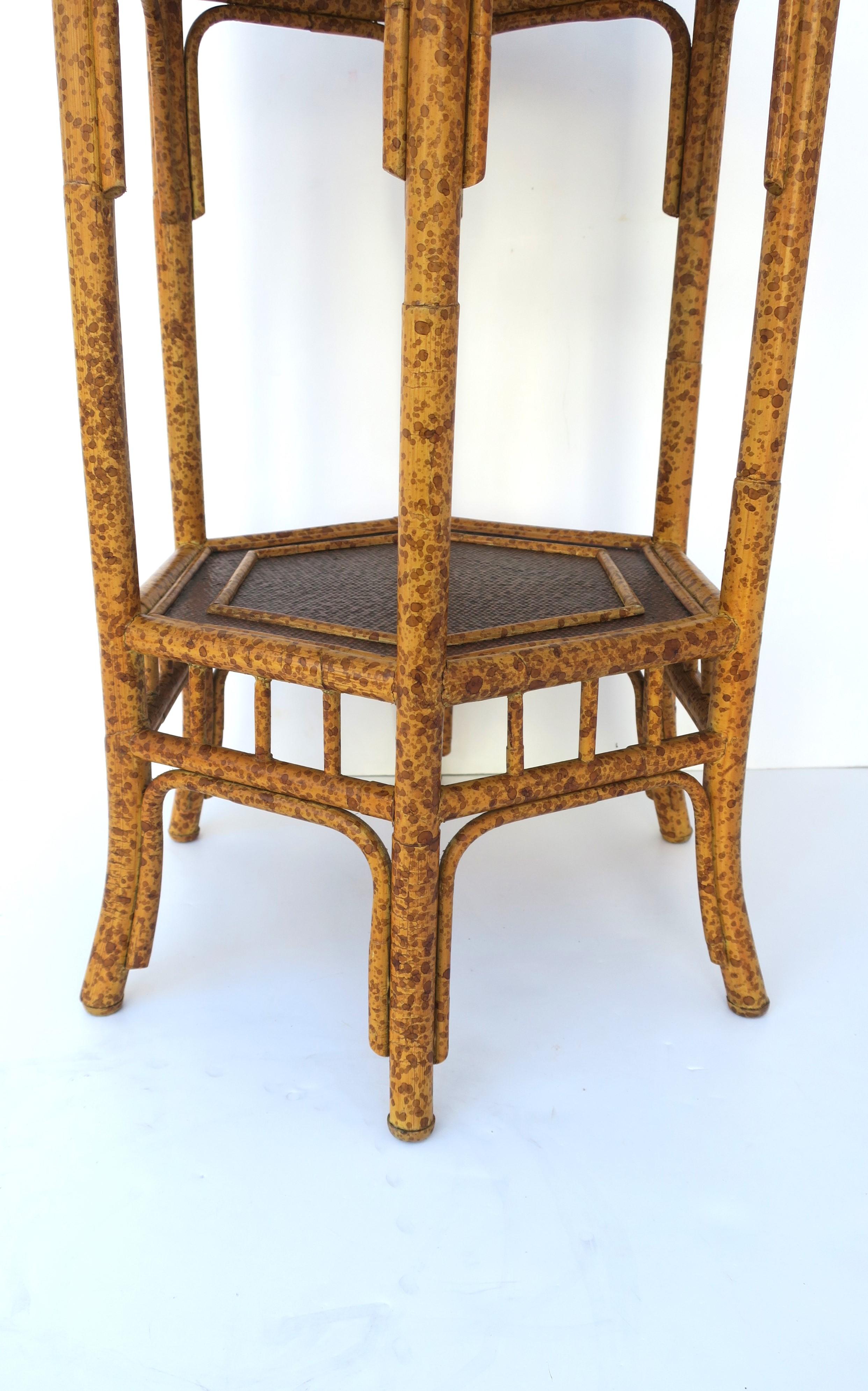 Table d'appoint en osier ancien bambou avec étagère de Maitland-Smith en vente 11