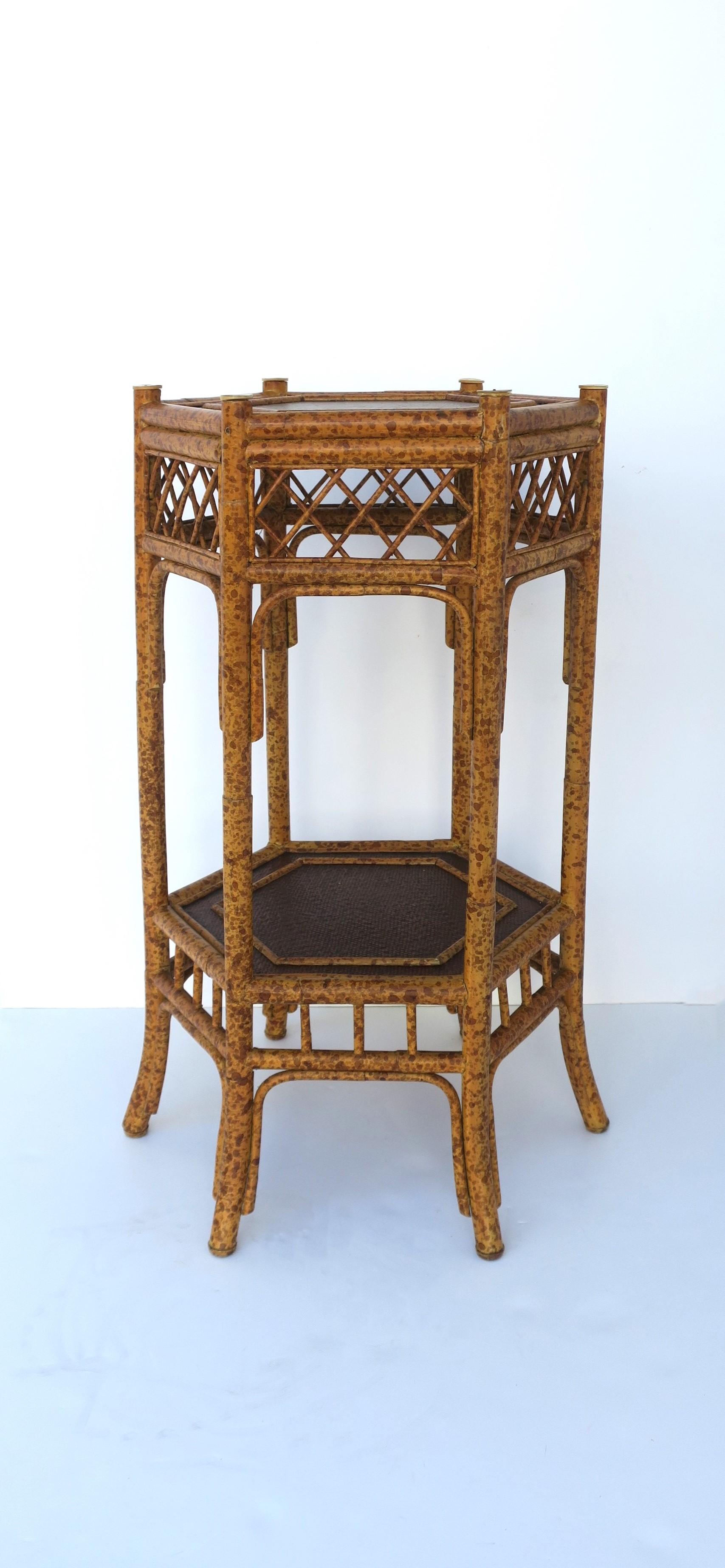 Table d'appoint en faux bambou de forme hexagonale avec plateau inférieur, par la maison de design Maitland-Smith, vers la fin du 20e siècle. La table d'appoint a une forme hexagonale et une teinte bicolore ; faux bambou tan/marron clair et un