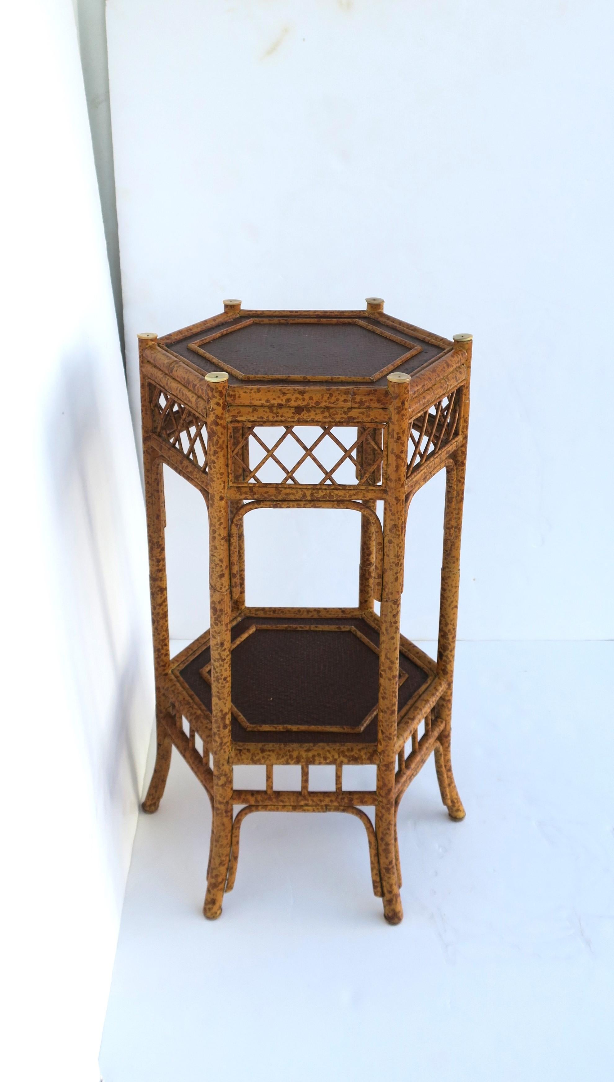 20ième siècle Table d'appoint en osier ancien bambou avec étagère de Maitland-Smith en vente