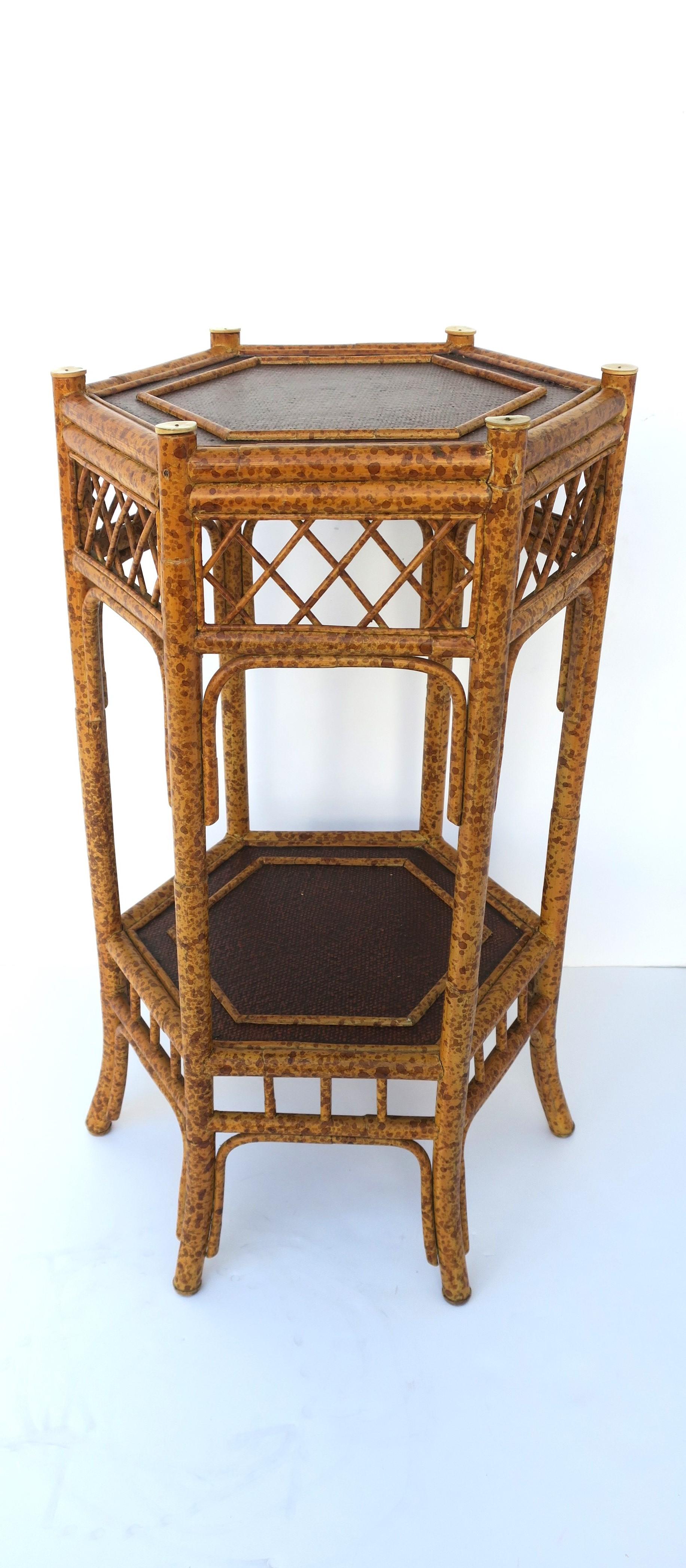 Imitation bambou Table d'appoint en osier ancien bambou avec étagère de Maitland-Smith en vente