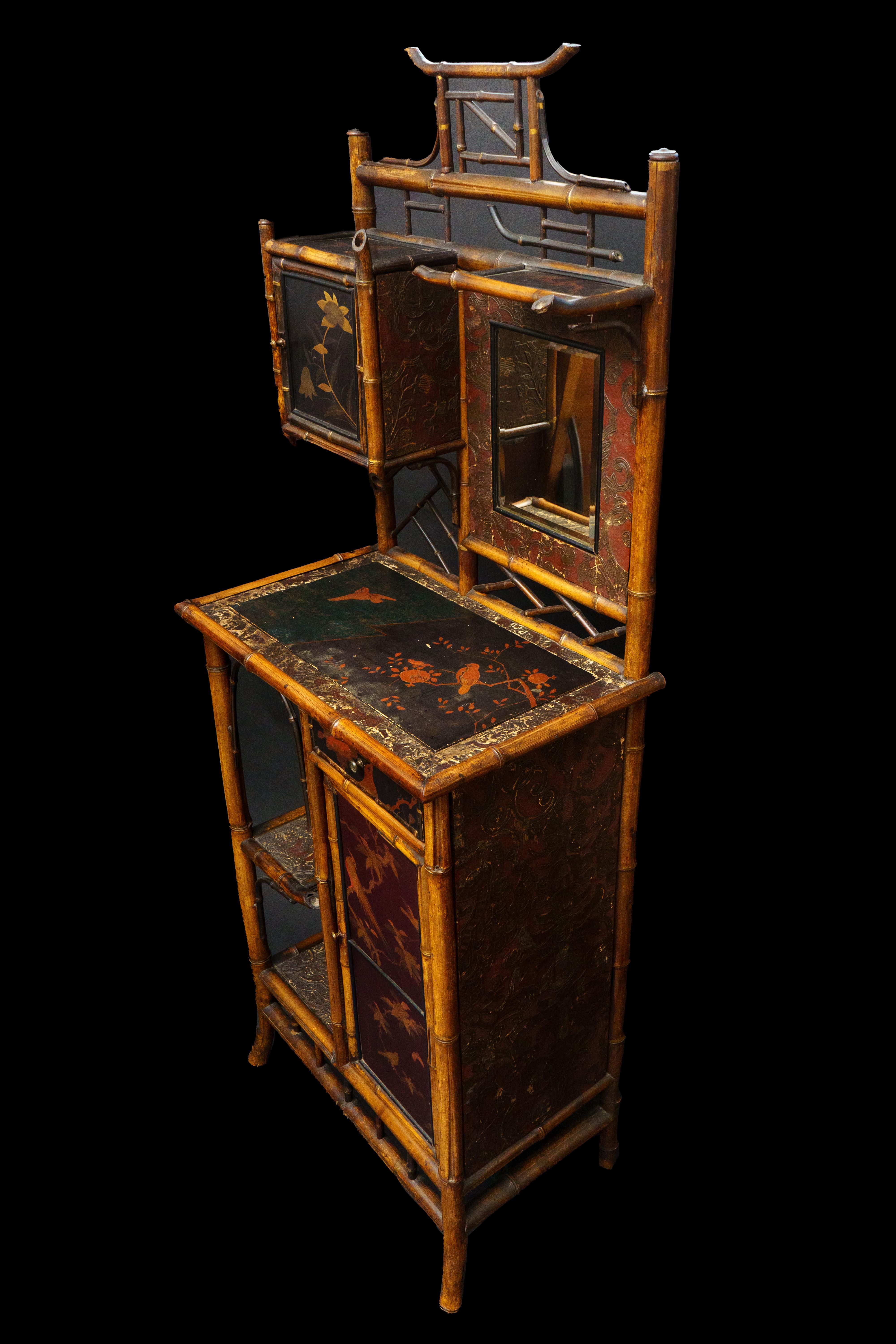 Etagere-Schrank und Spiegel aus Bambus mit lackierten Paneelen, frühes 20. Jahrhundert. im Angebot 1