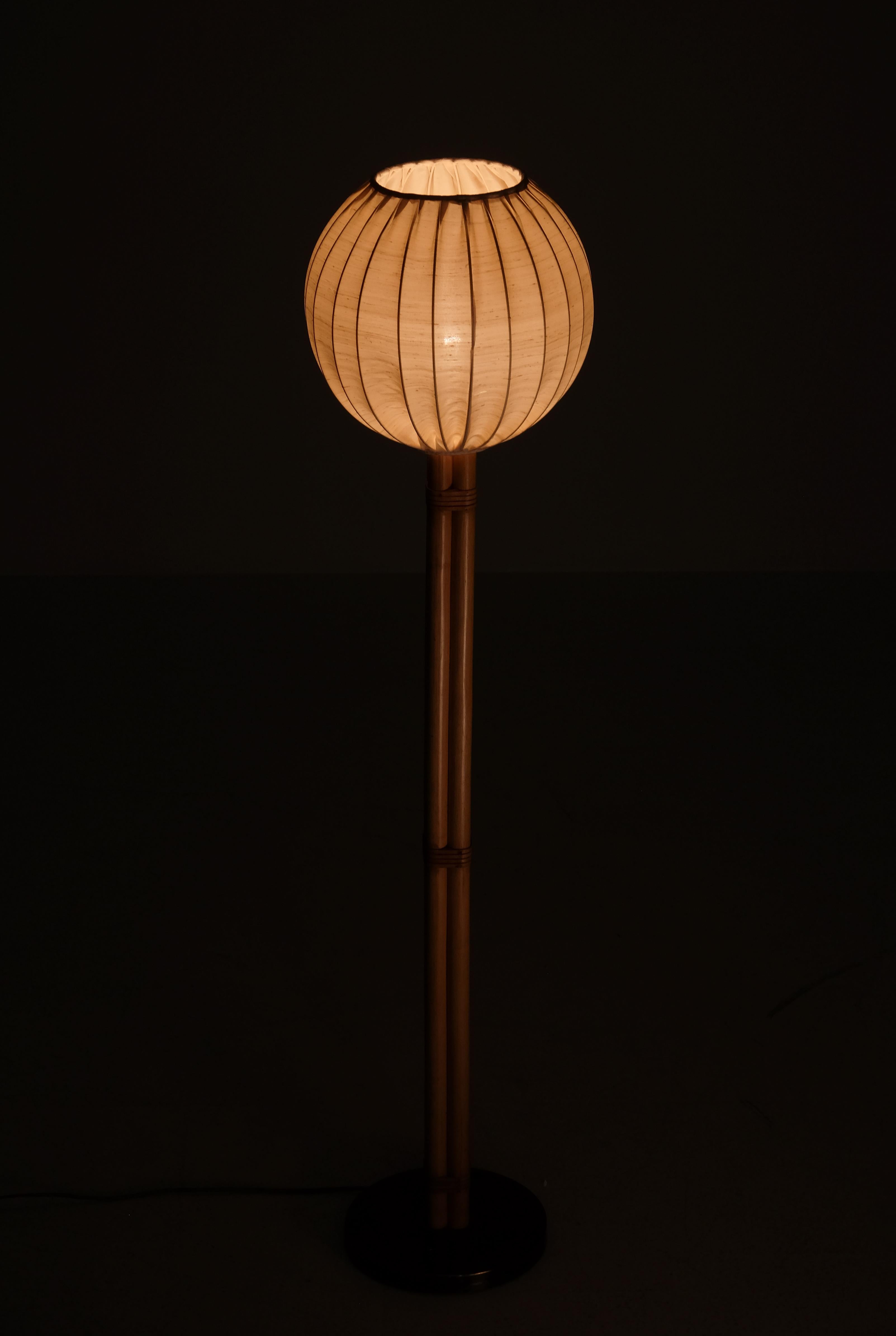 Seltenes Modell aus Messing und Bambus. Produziert in Schweden von Bergboms, 1970er Jahre. Sehr guter Zustand
Höhe 139 cm
Durchmesser 33 cm.
 