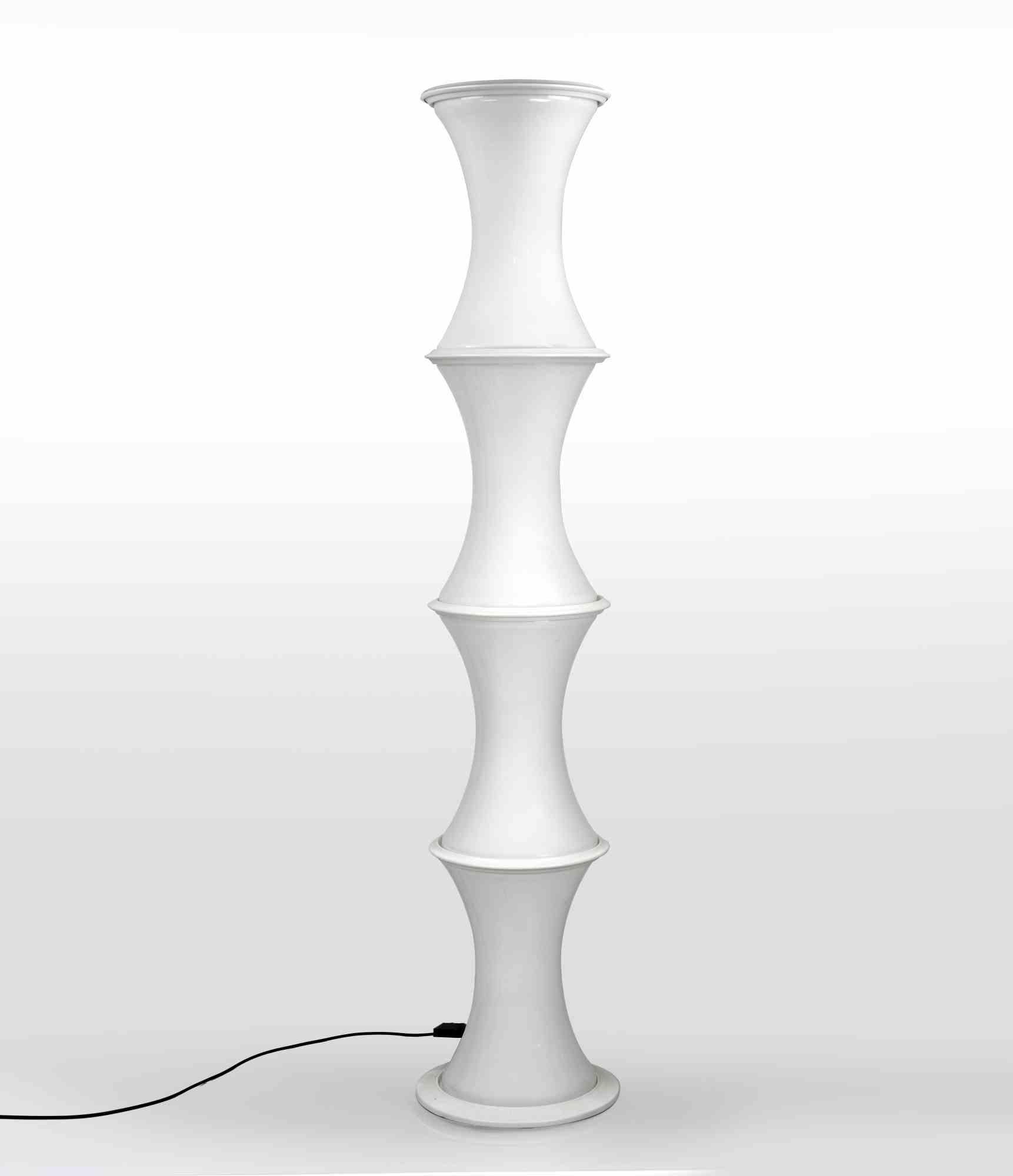Lampadaire en bambou réalisé par Enrico Tronconi pour Vistosi, Murano, dans les années 1970.

Métal peint et verre incamiciato lattimo.

Très bon état.