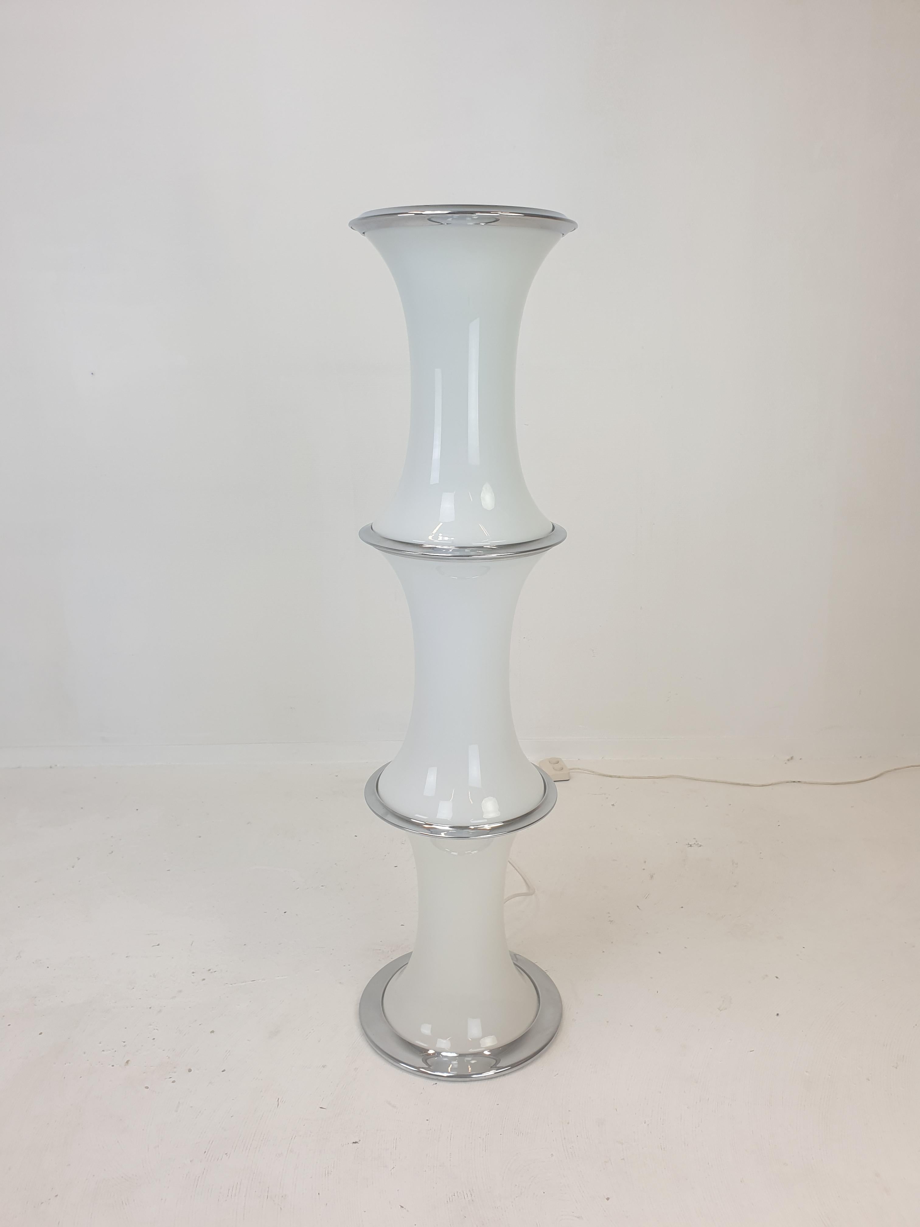Very nice Murano glass sculptural floor lamp by Enrico Tronconi for Vistosi. 

It has 3 glass pieces and every section has 2 lamps, on the top there is a uplighter.

It is in very good original condition with very minor wear.

 It gives a