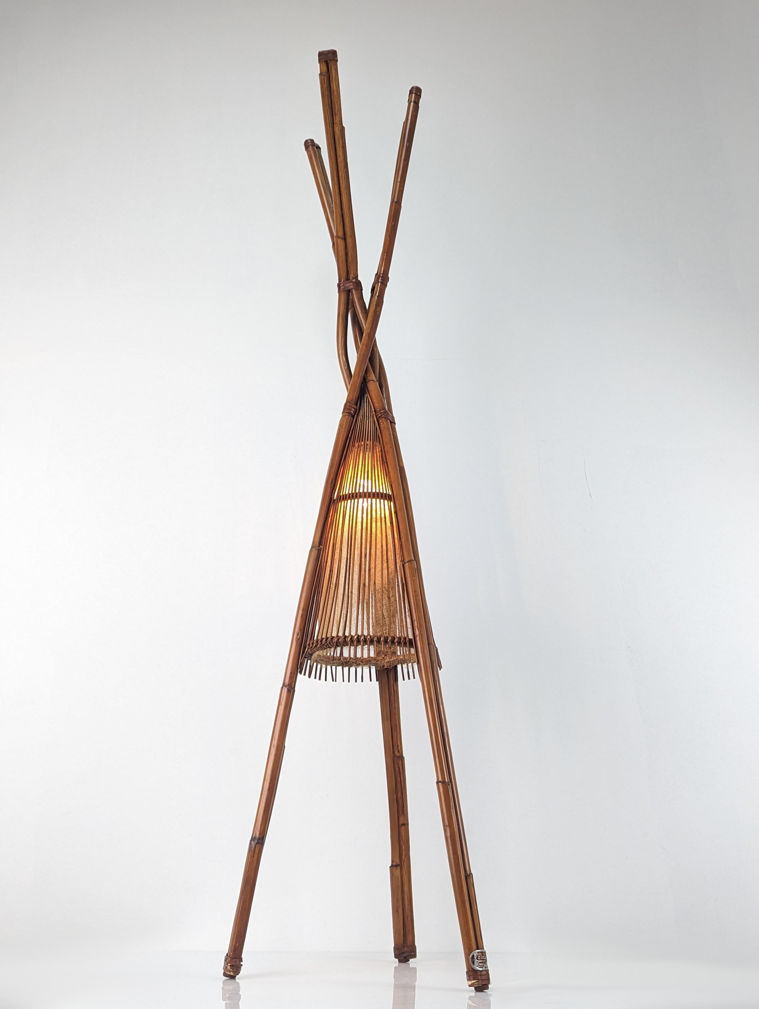Fantastic Tipi-inspired lamp made of bamboo canes, super decorative and ideal for pleasant environments with floral decoration and natural materials. Nice light with dimmer.