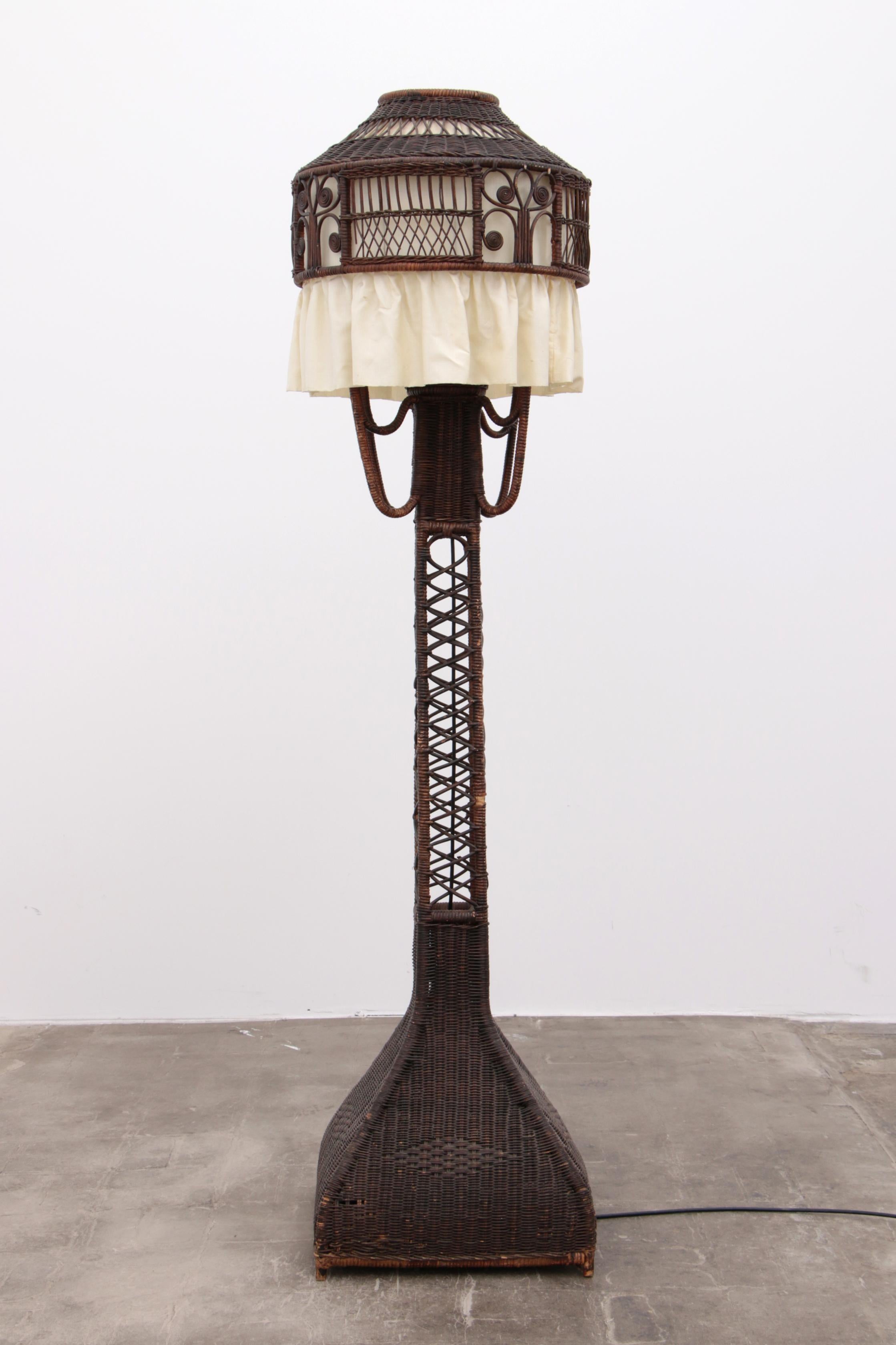 Lampadaire en rotin avec abat-jour en tissu dans le style de Heywood Wakkefield Campany en vente 3