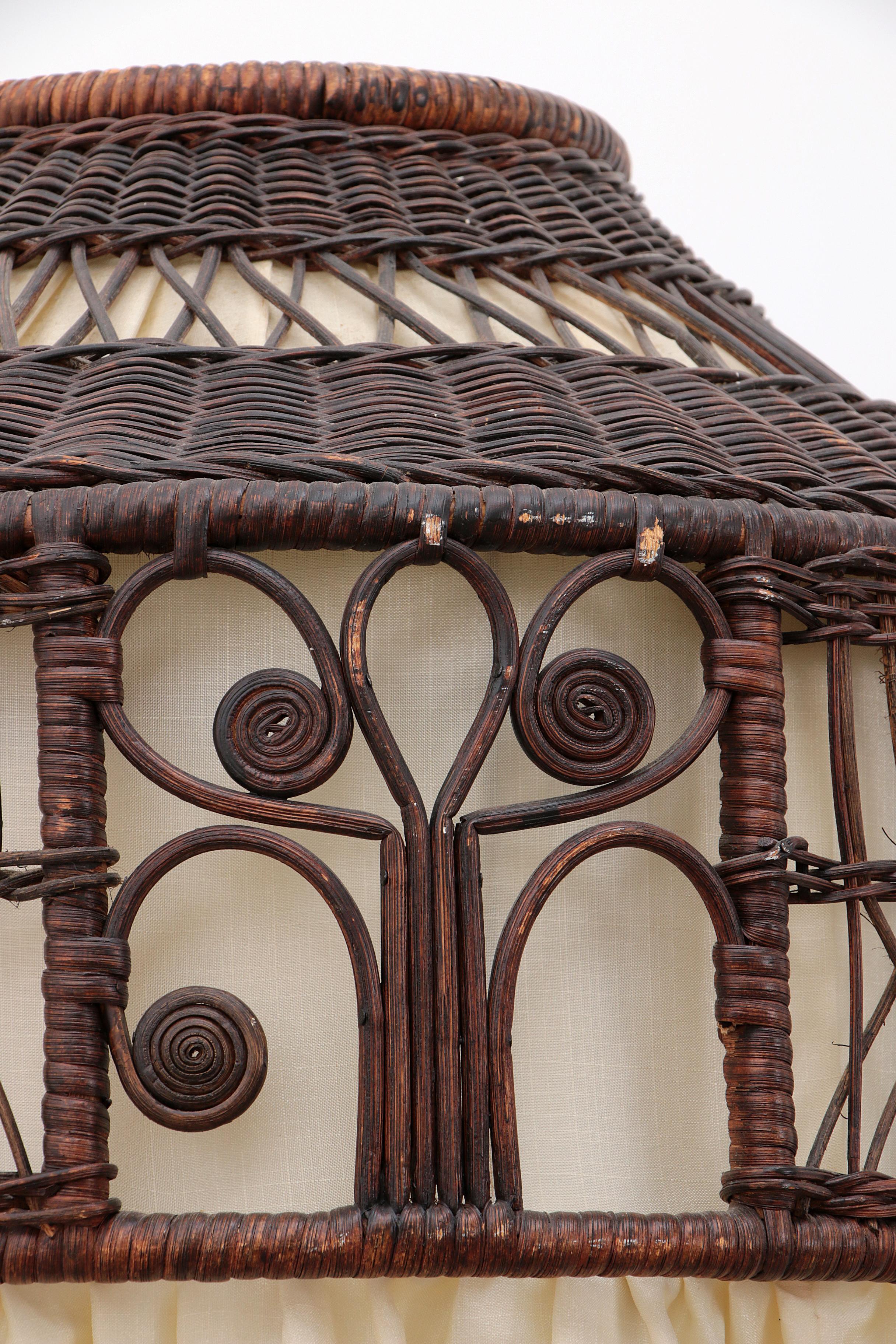 Lampadaire en rotin avec abat-jour en tissu dans le style de Heywood Wakkefield Campany en vente 5