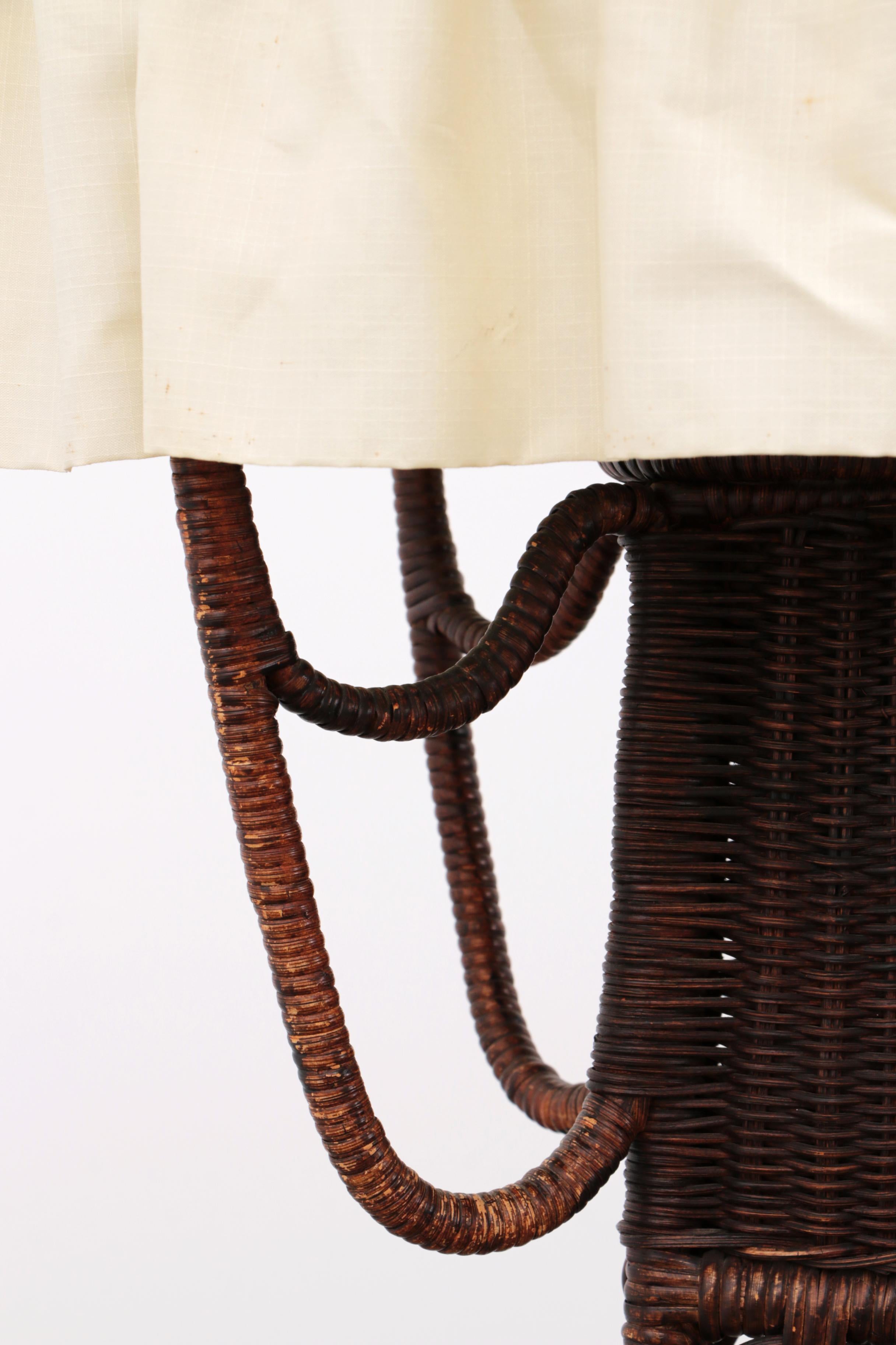Lampadaire en rotin avec abat-jour en tissu dans le style de Heywood Wakkefield Campany en vente 8