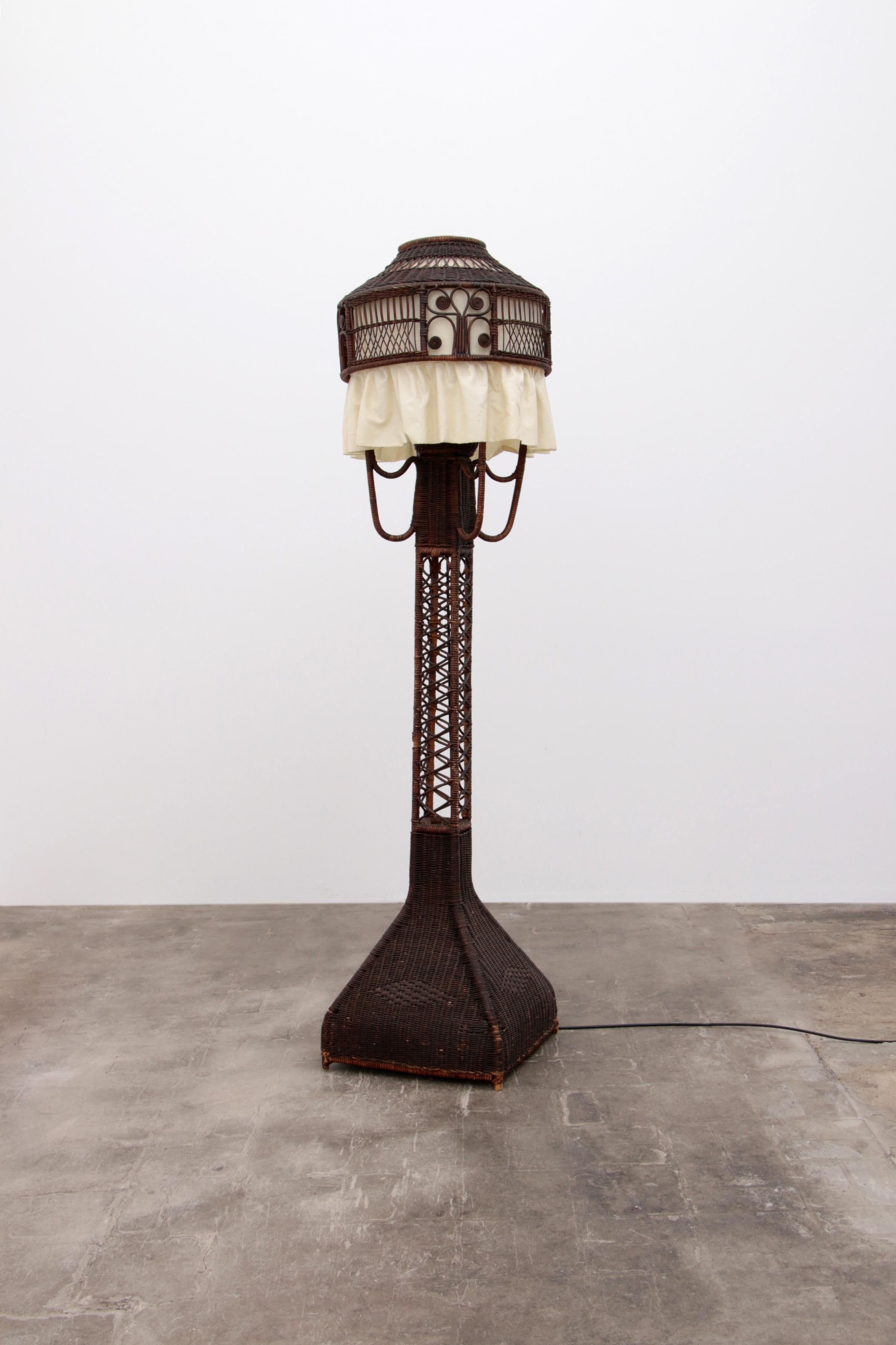 Stehleuchte aus Rattan und Bambus mit Stoffschirm im Stil von Heywood Wakkefield Campany

Stehlampe aus Bambus mit Stoffschirm - Vintage Look aus den 1950er Jahren


Entdecken Sie den Charme einer vergangenen Ära mit unserer Bambus-Stehlampe, die