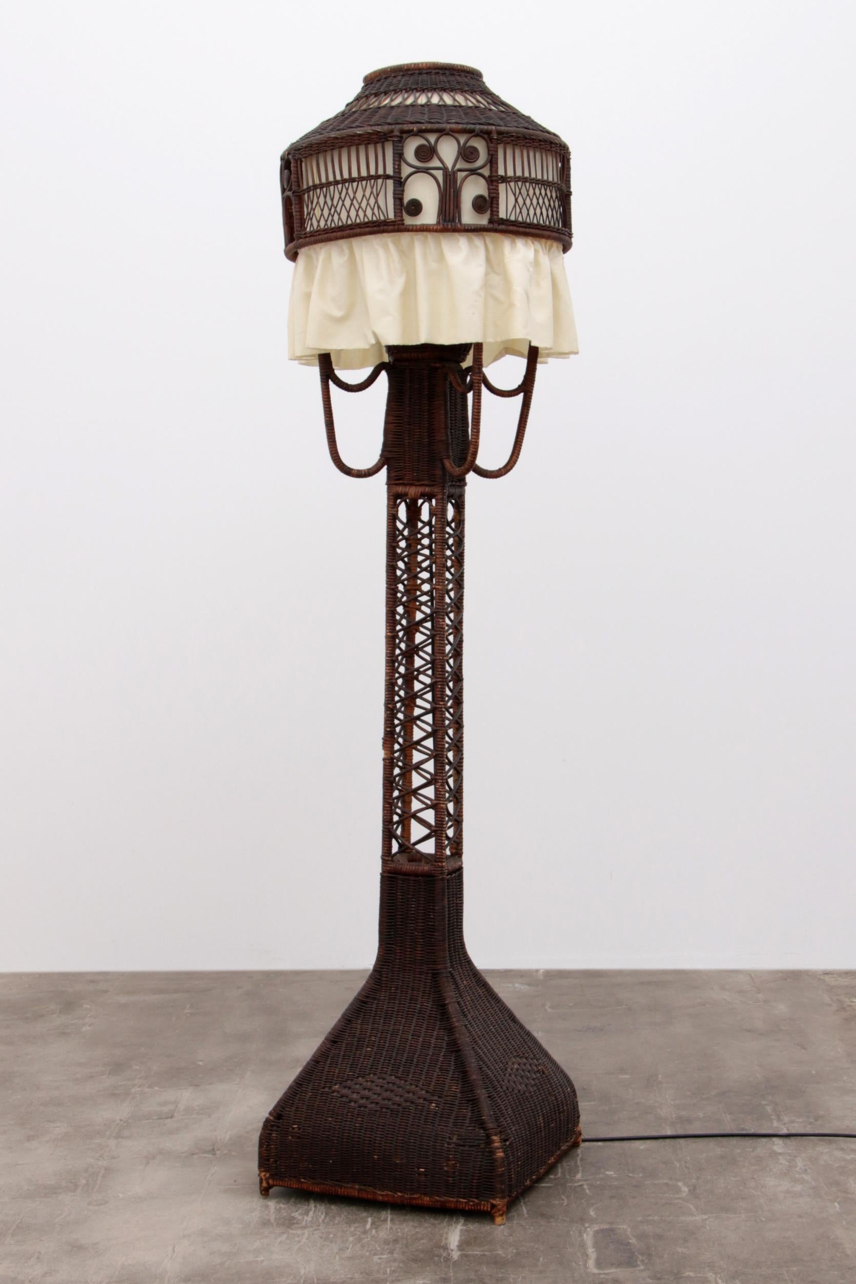 Bohème Lampadaire en rotin avec abat-jour en tissu dans le style de Heywood Wakkefield Campany en vente