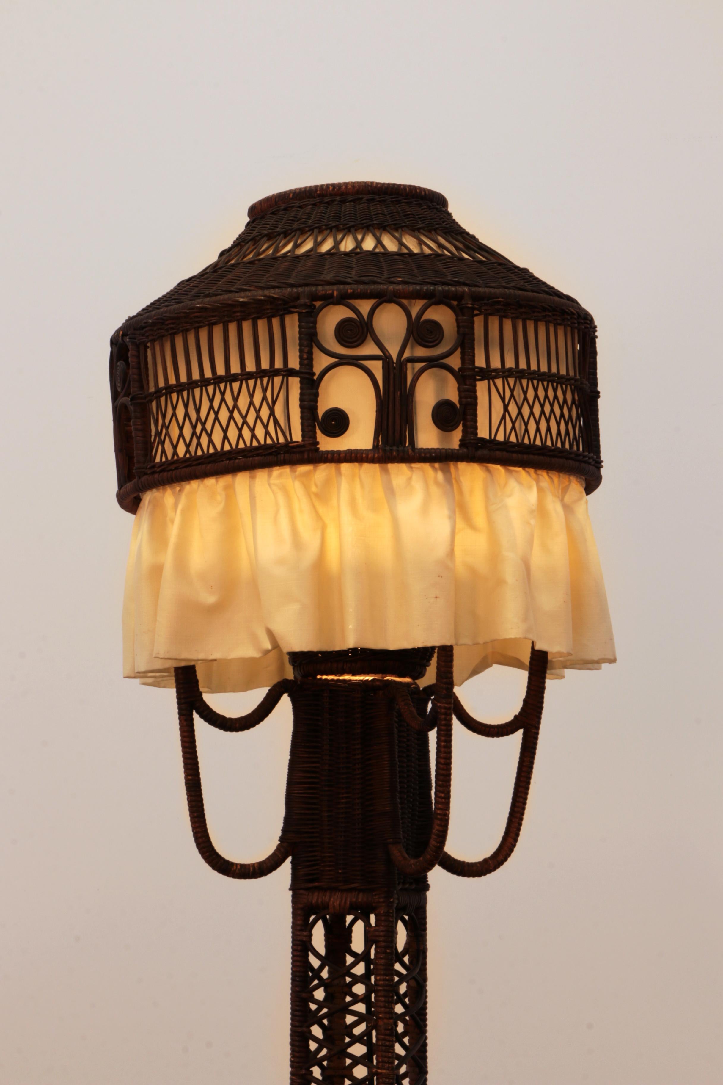 Rattan Floor Lamp with Fabric Shade in the Style of Heywood Wakkefield Campany  In Good Condition For Sale In Oostrum-Venray, NL