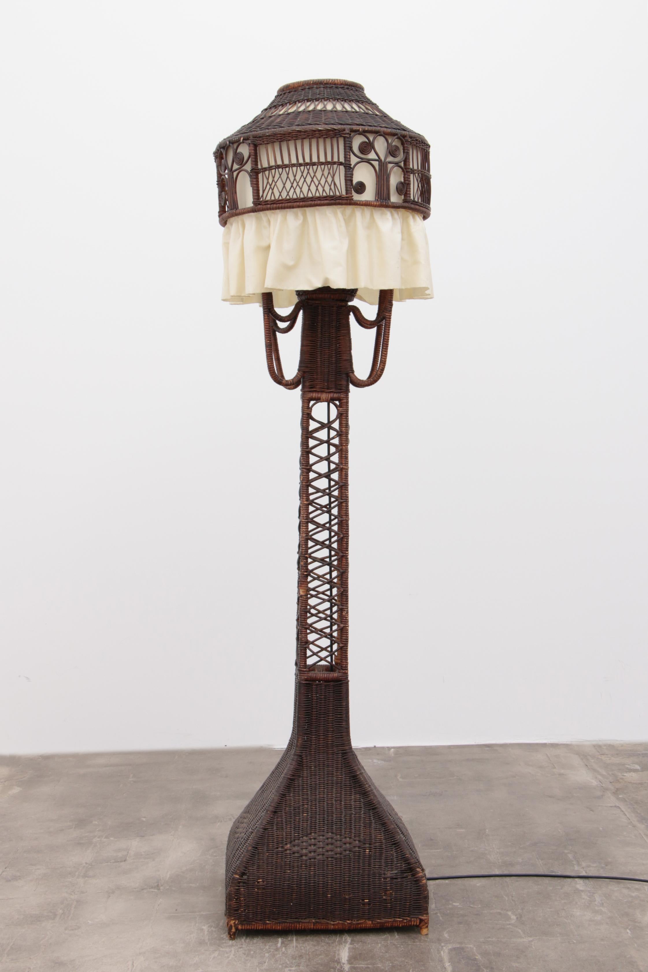 Milieu du XXe siècle Lampadaire en rotin avec abat-jour en tissu dans le style de Heywood Wakkefield Campany en vente