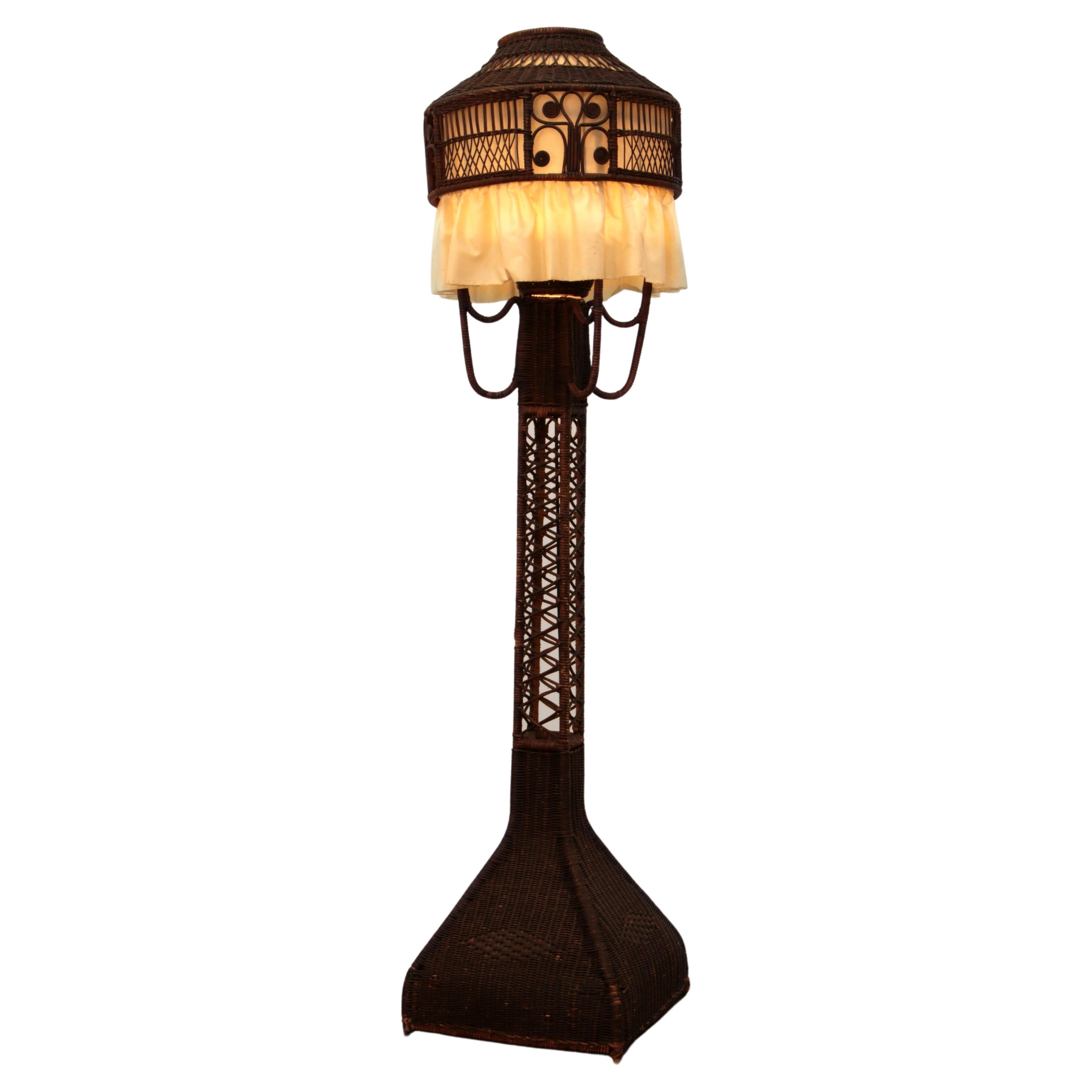 Lampadaire en rotin avec abat-jour en tissu dans le style de Heywood Wakkefield Campany  en vente