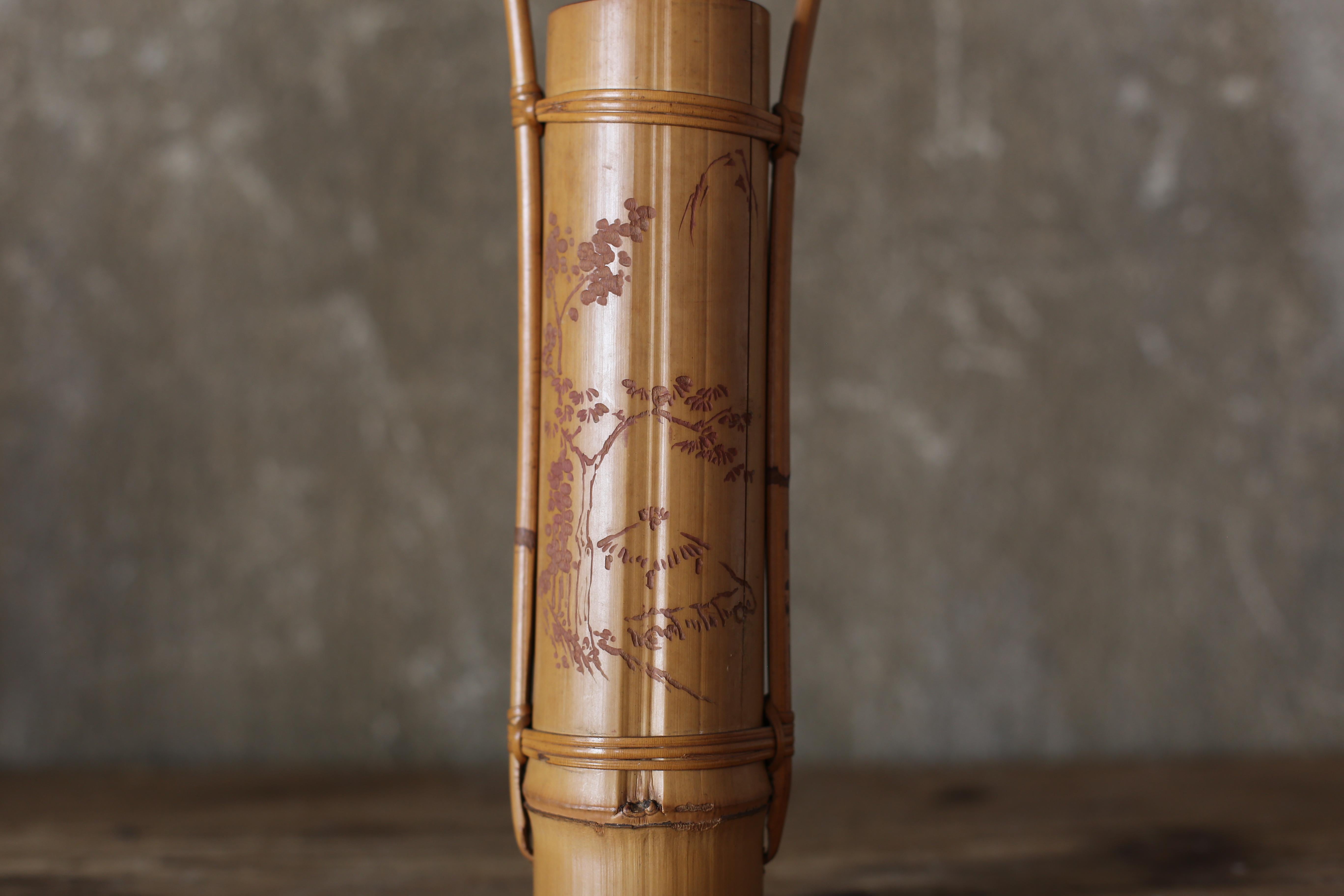 Bambus-Blumenvase mit geschnitztem Bild im Angebot 4