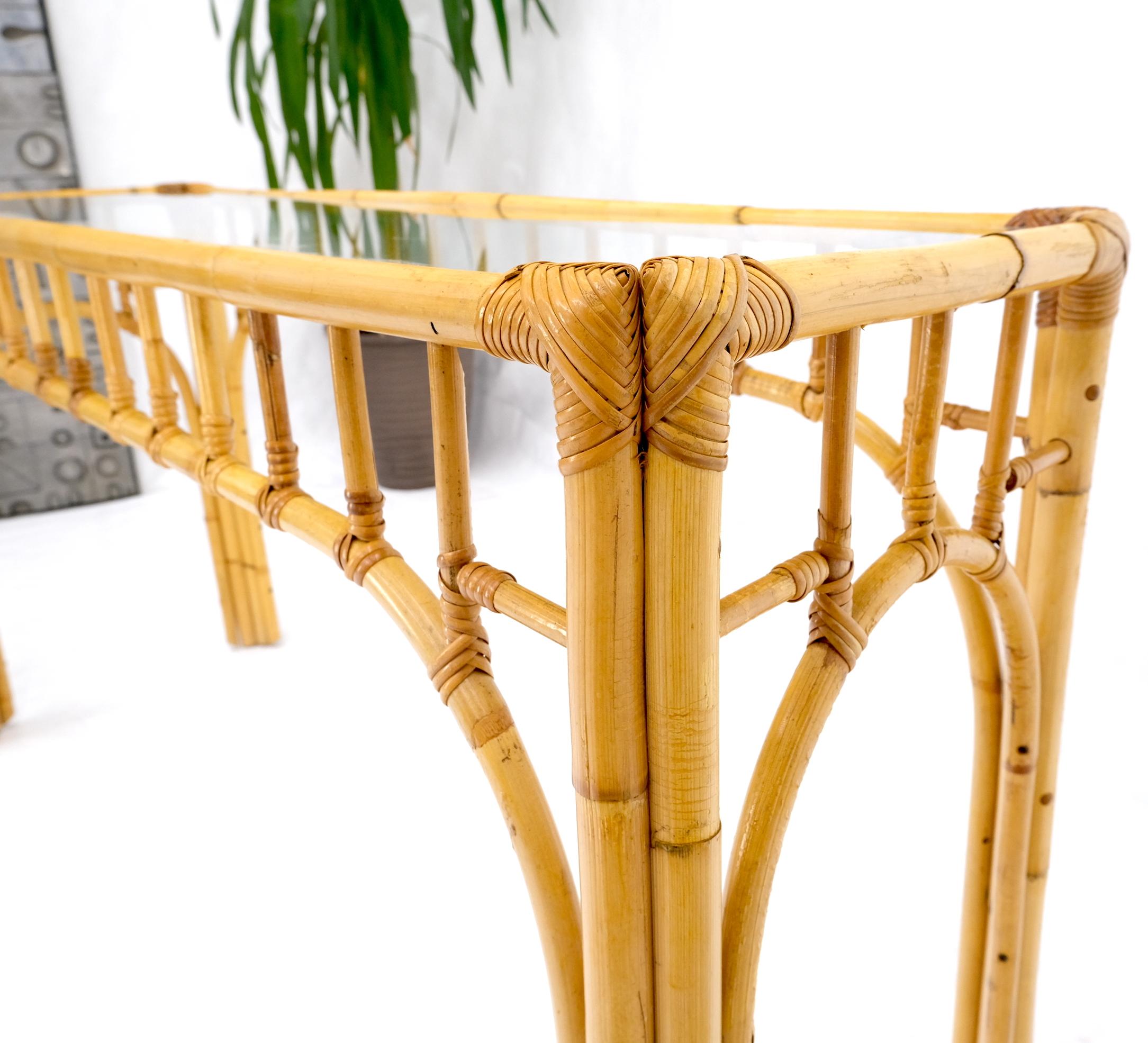 Table console à cadre en bambou et plateau en verre avec supports figuratifs en laiton en vente 4