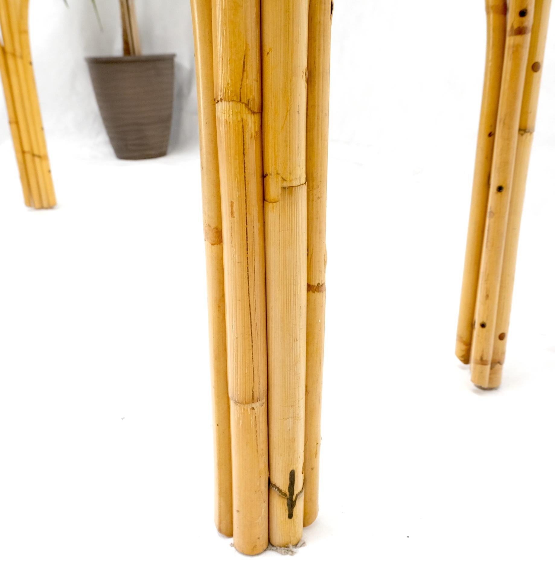 Table console à cadre en bambou et plateau en verre avec supports figuratifs en laiton en vente 5