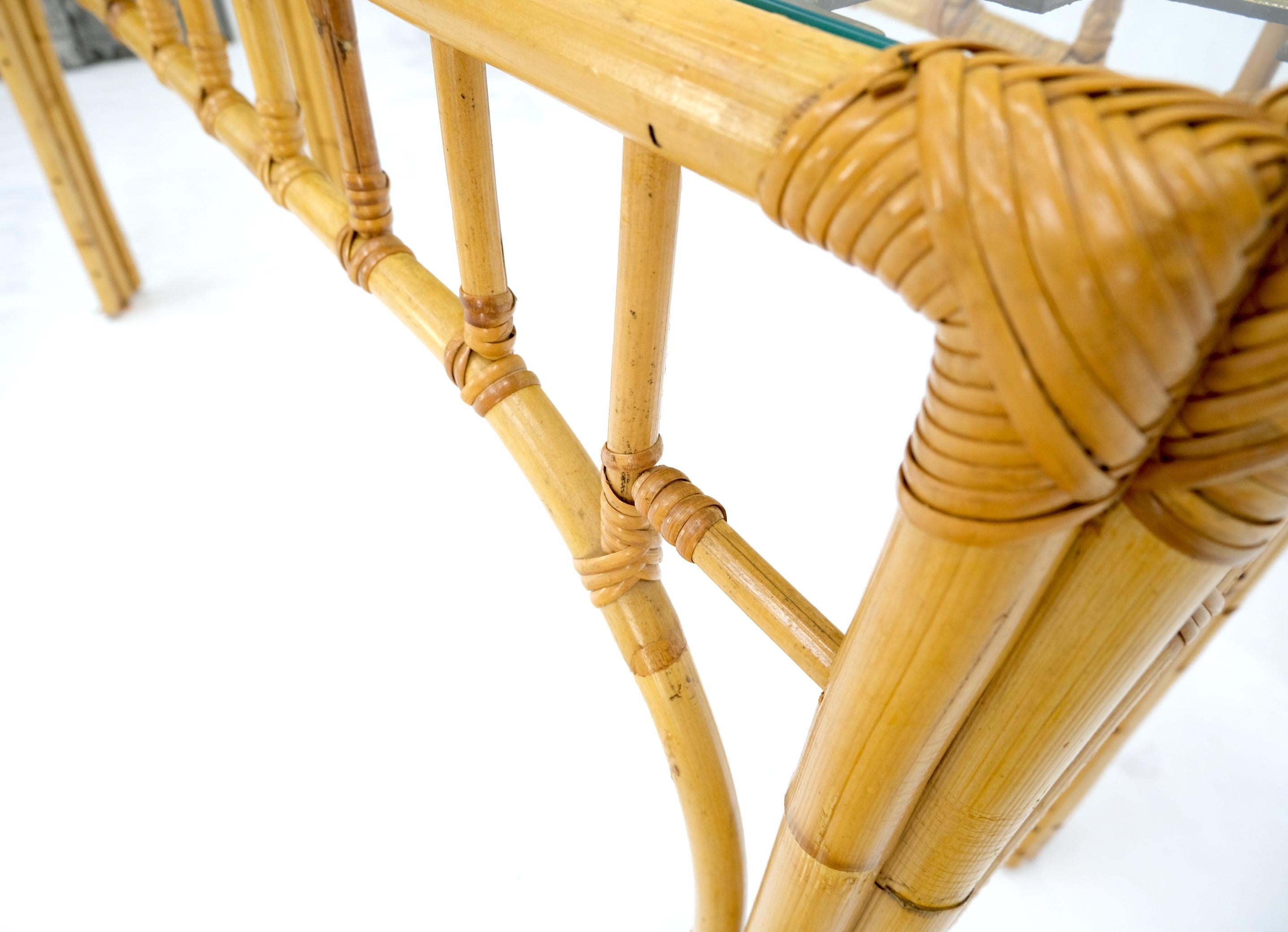 Table console à cadre en bambou et plateau en verre avec supports figuratifs en laiton en vente 7