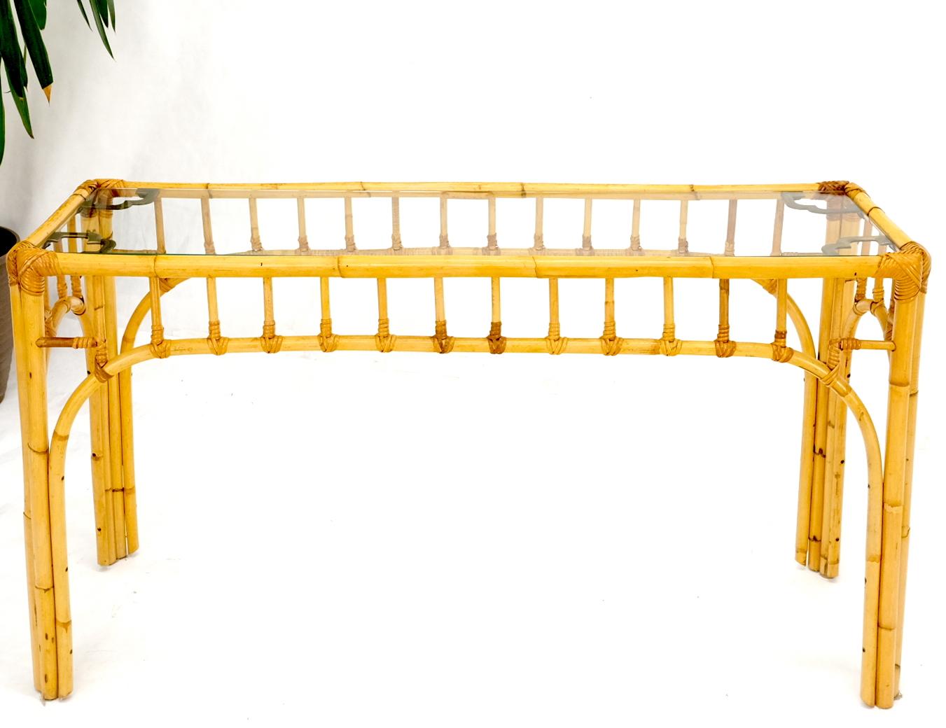 Mid-Century Modern Table console à cadre en bambou et plateau en verre avec supports figuratifs en laiton en vente