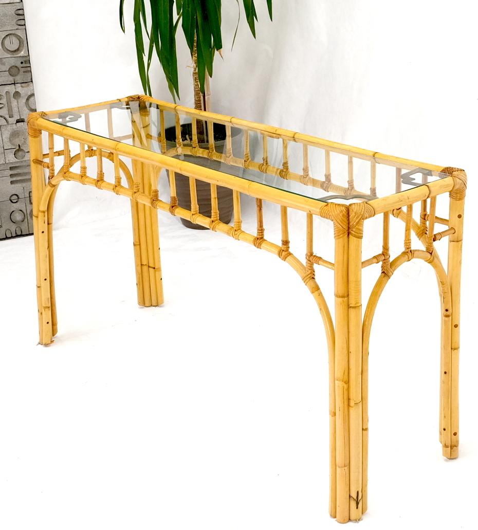 Américain Table console à cadre en bambou et plateau en verre avec supports figuratifs en laiton en vente