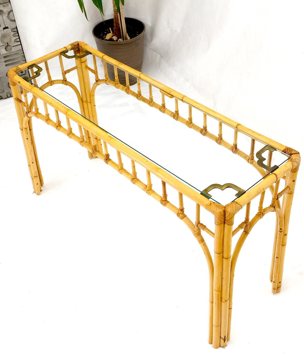 Table console à cadre en bambou et plateau en verre avec supports figuratifs en laiton Bon état - En vente à Rockaway, NJ