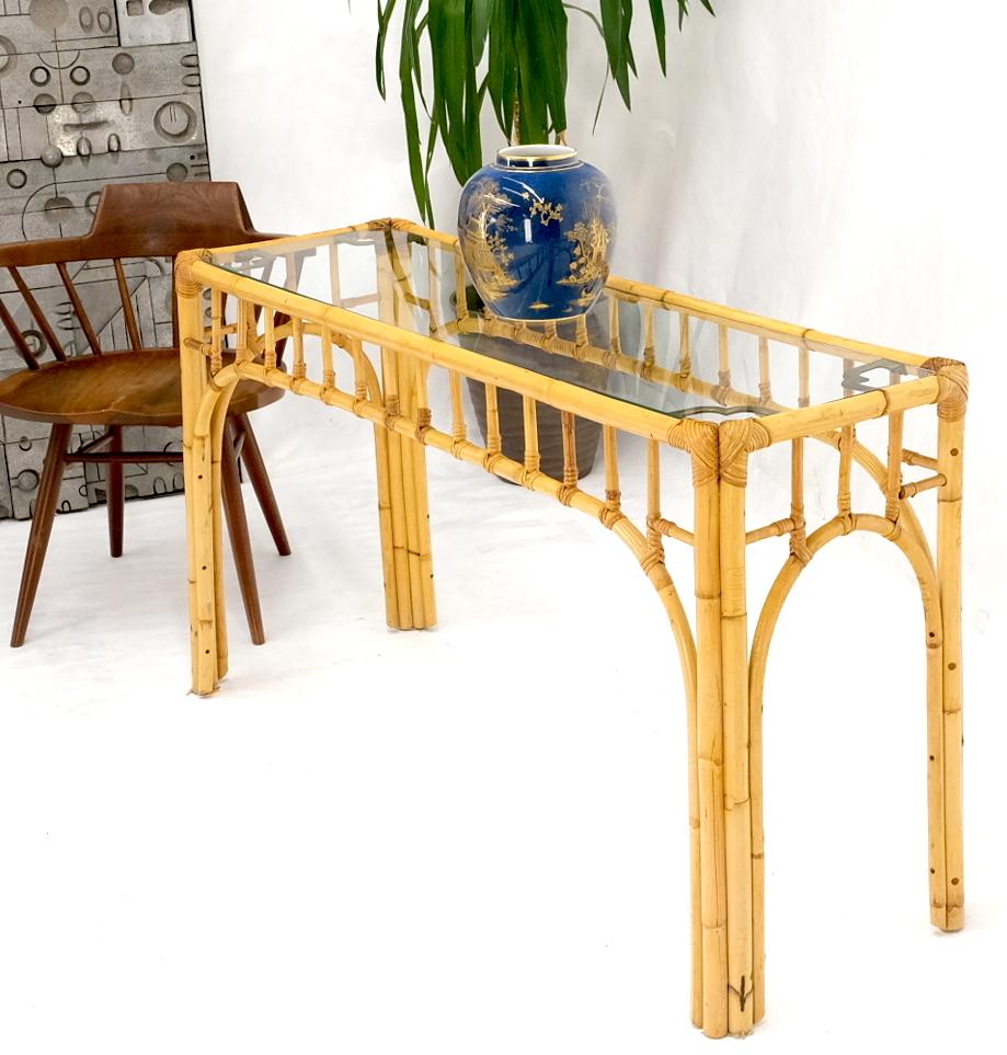 Table console à cadre en bambou et plateau en verre avec supports figuratifs en laiton en vente 2