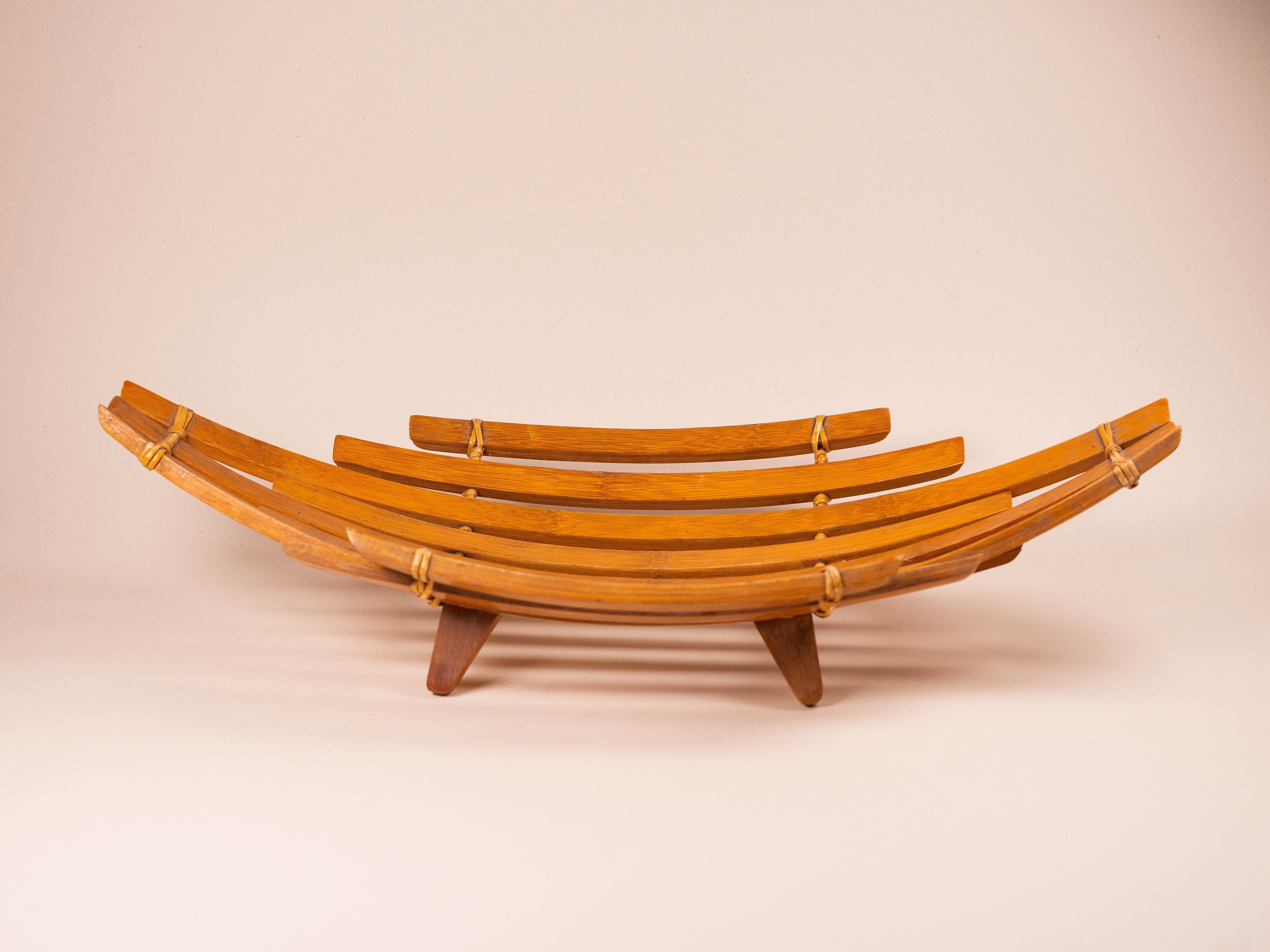 Coupe à fruits en bambou, Design/One, années 1970.

Élégante coupe à fruits vintage fabriquée à partir de bambou et de paille.

Ses lattes légèrement incurvées sont habilement reliées par des liens de paille tressée.

Avec son esthétique minimaliste