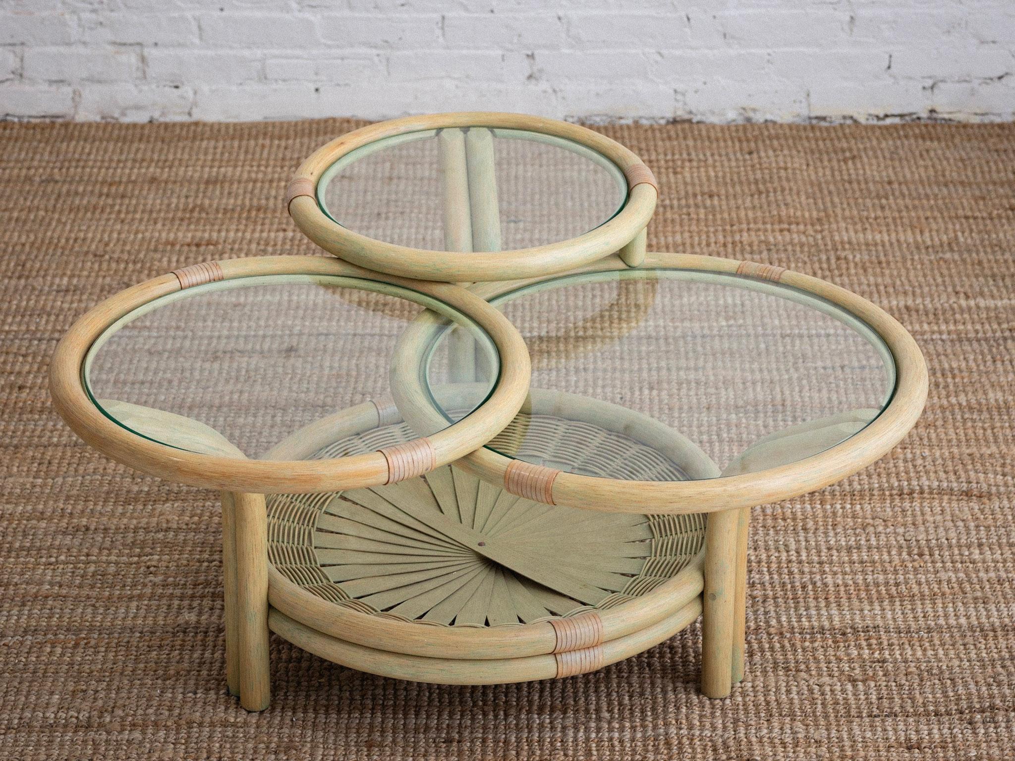 Une table basse en bambou et verre. Trois étages circulaires avec dessus en verre. Lavage vert pastel. Détail de l'éventail en bambou dans la base. Provenant du nord de l'Italie.