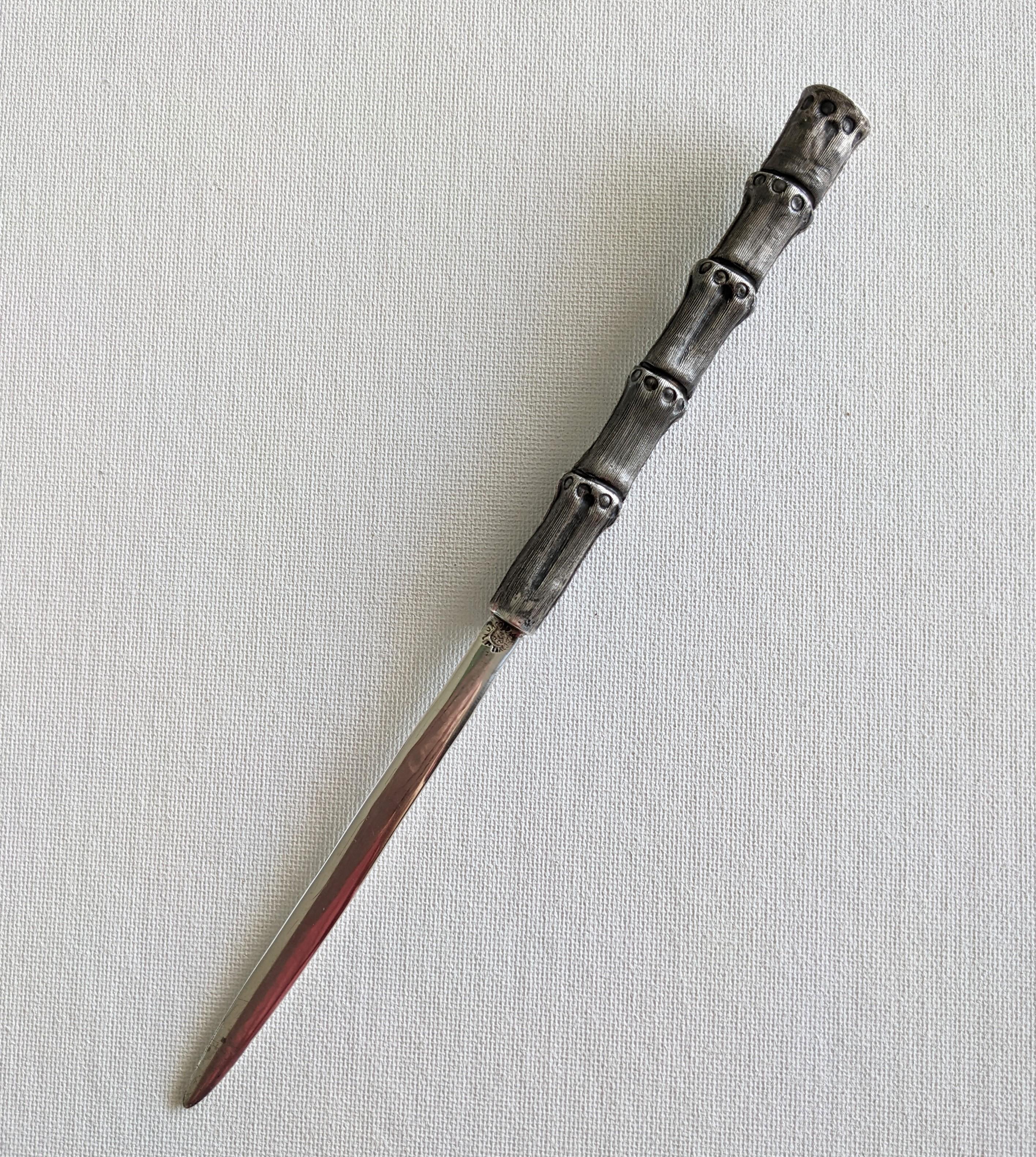 Elegante tagliacarte in sterling con manico in bambù degli anni '40. Realizzato in Messico con marchi appropriati. Motivo di bambù completamente inciso su entrambi i lati del manico. 8.75