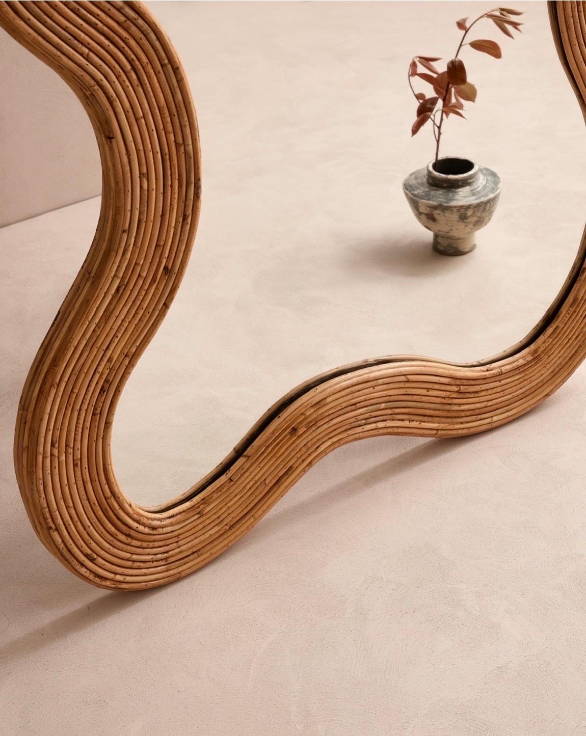 Specchio in bambù realizzato in Italia su ordinazione, perfetto per qualsiasi arredamento. Alla maniera di Gabriella Crespi. Realizzato da artigiani in Italia,

Stessa epoca di: Charlotte Perriand, Jean Prouve, Pierre Pauline, Serge Mouille, Jacques