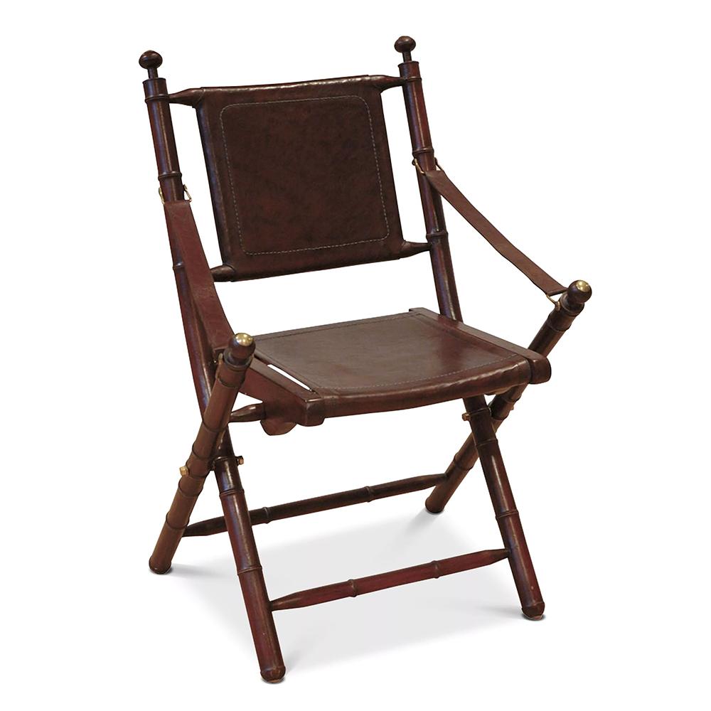 Sedia pieghevole Bamboo Brown in finitura marrone 
con struttura in teak massiccio con finitura marrone. 
Con seduta, schienale e braccioli in pelle marrone.