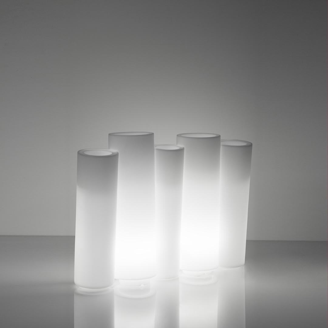 Cachepot illuminato in bambù di Tous les Trois
Dimensioni: D 27 x L 104 x H 80 cm.
Materiali: Polietilene.
Peso: 14 kg.

Disponibile in diverse opzioni di colore. I prezzi possono variare. Questo prodotto è adatto all'uso interno ed esterno.