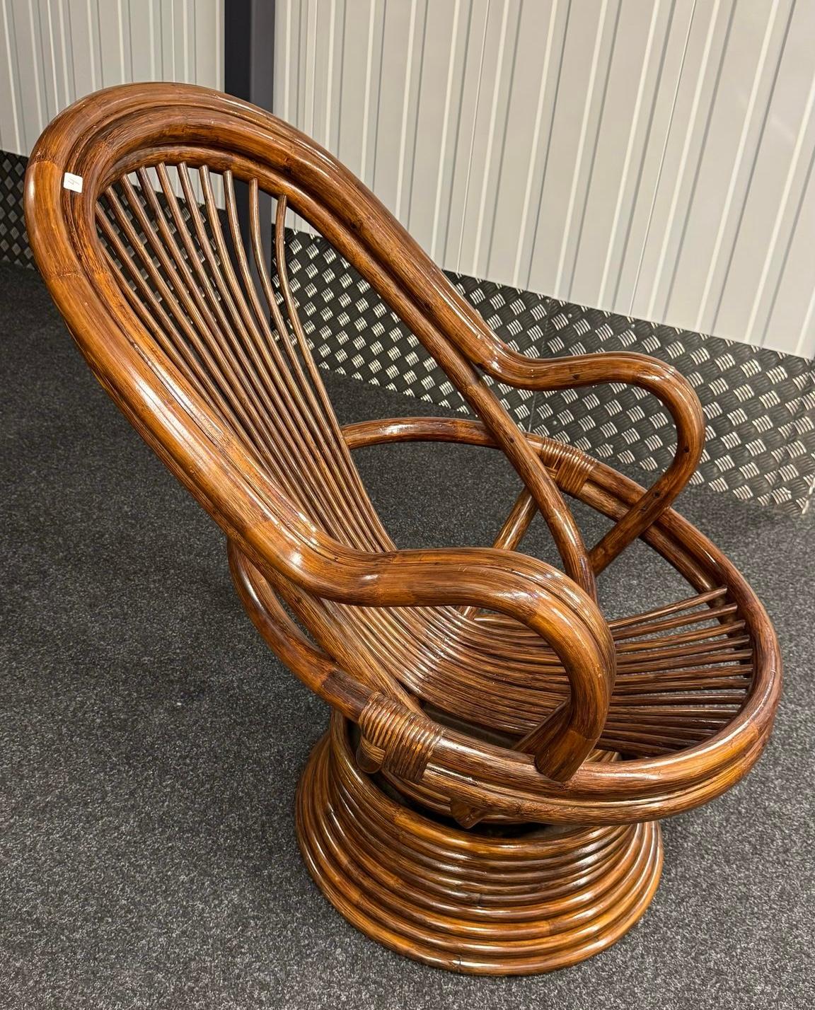  This is a stunning bamboo lounge chair from the 1970s, featuring a rich dark tone and a beautifully handcrafted design. Built with a robust structure, this chair offers both durability and exceptional comfort.

Its swivel and rocking functions