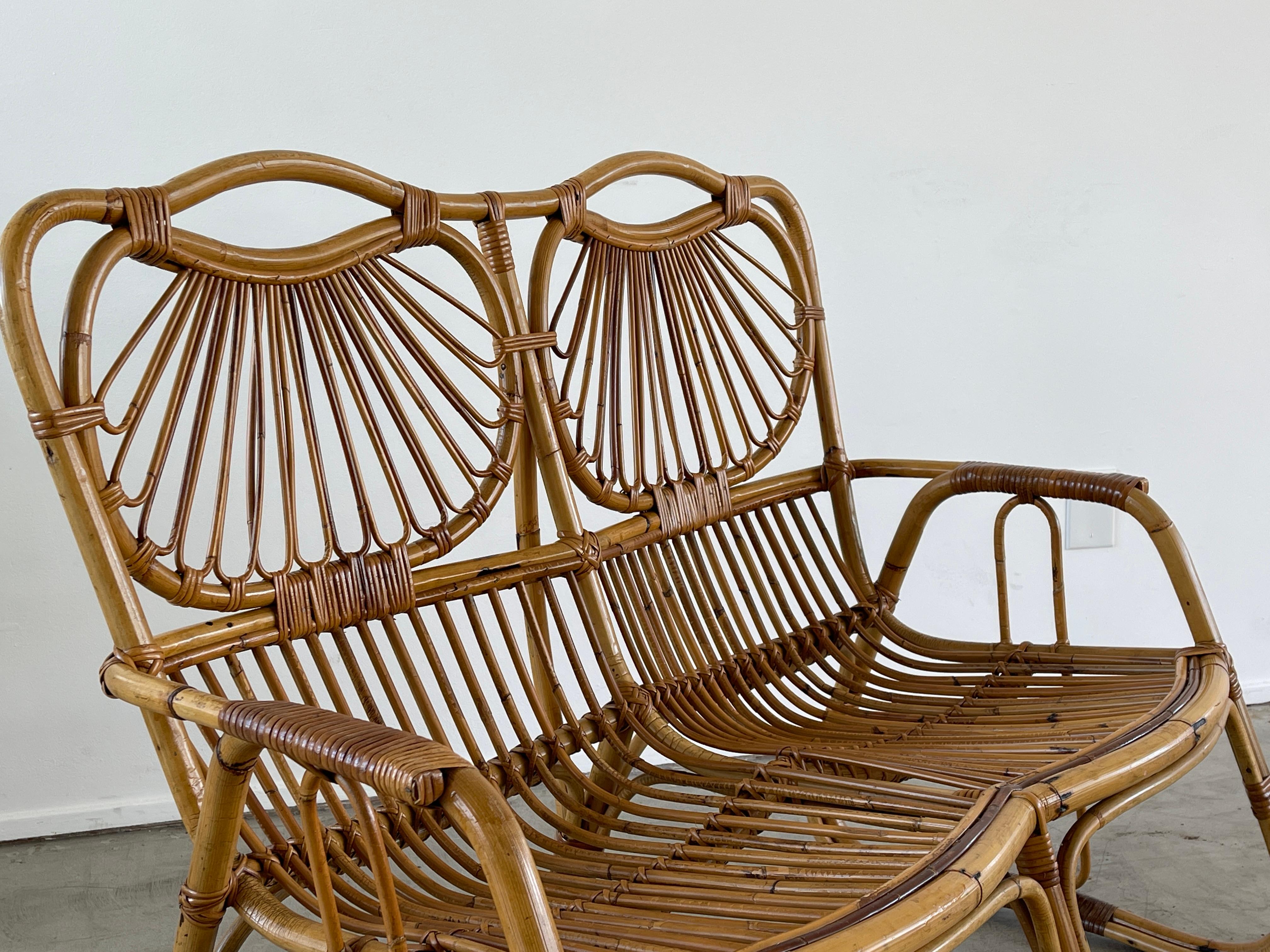 canapé italien des années 1950 en bambou avec une forme sculpturale unique. 
Chaises assorties disponibles - vendues séparément.