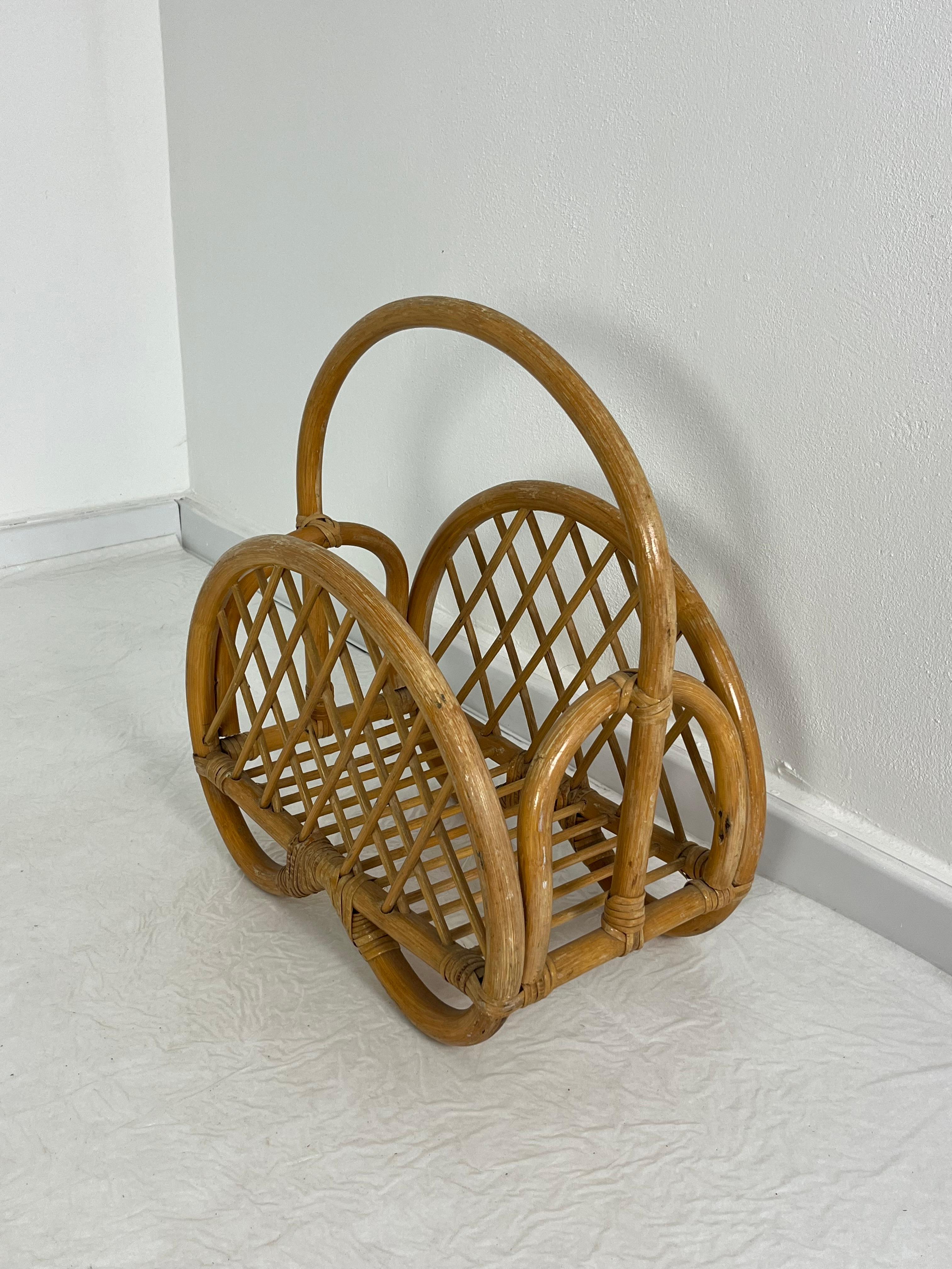 Portariviste in bambù attribuito a Franco Albini, anni '60
Condit e in buone condizioni.
Larghezza 48 cm
Altezza 51 cm
Profondità 27 cm