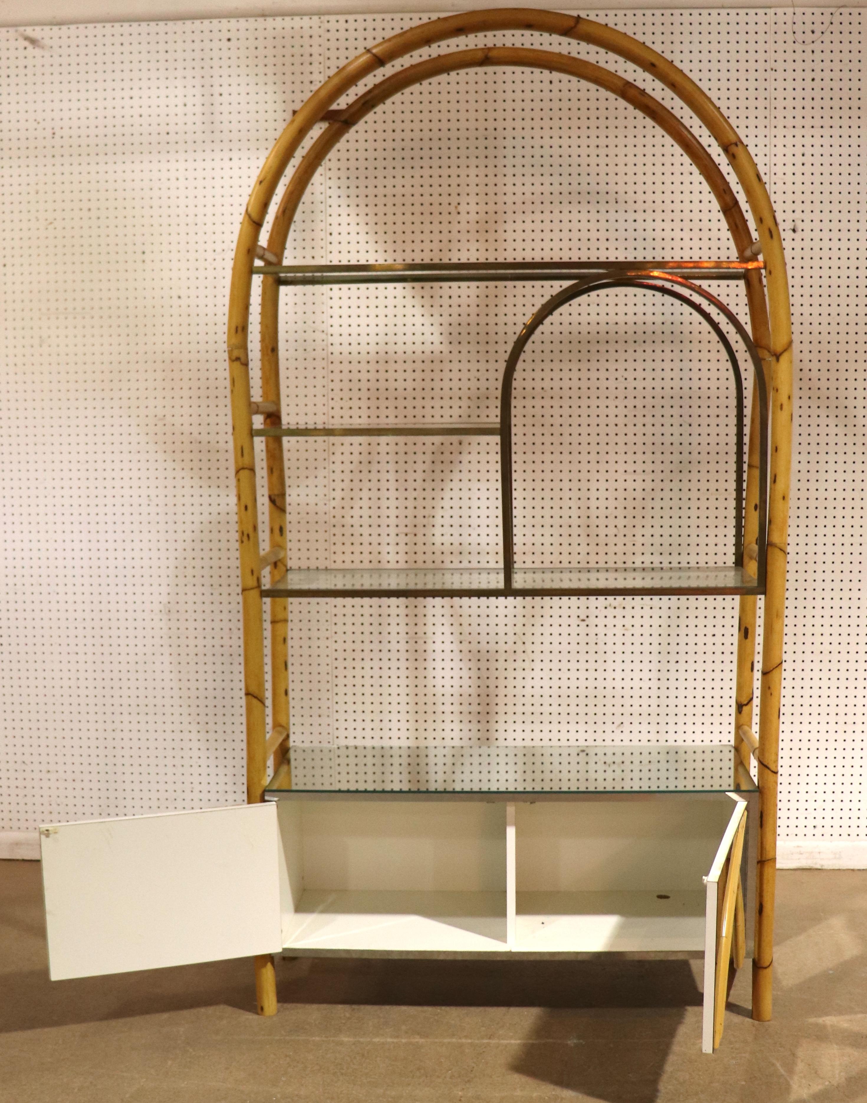 Mid-Century moderno Etagere in bambù e specchio in vendita