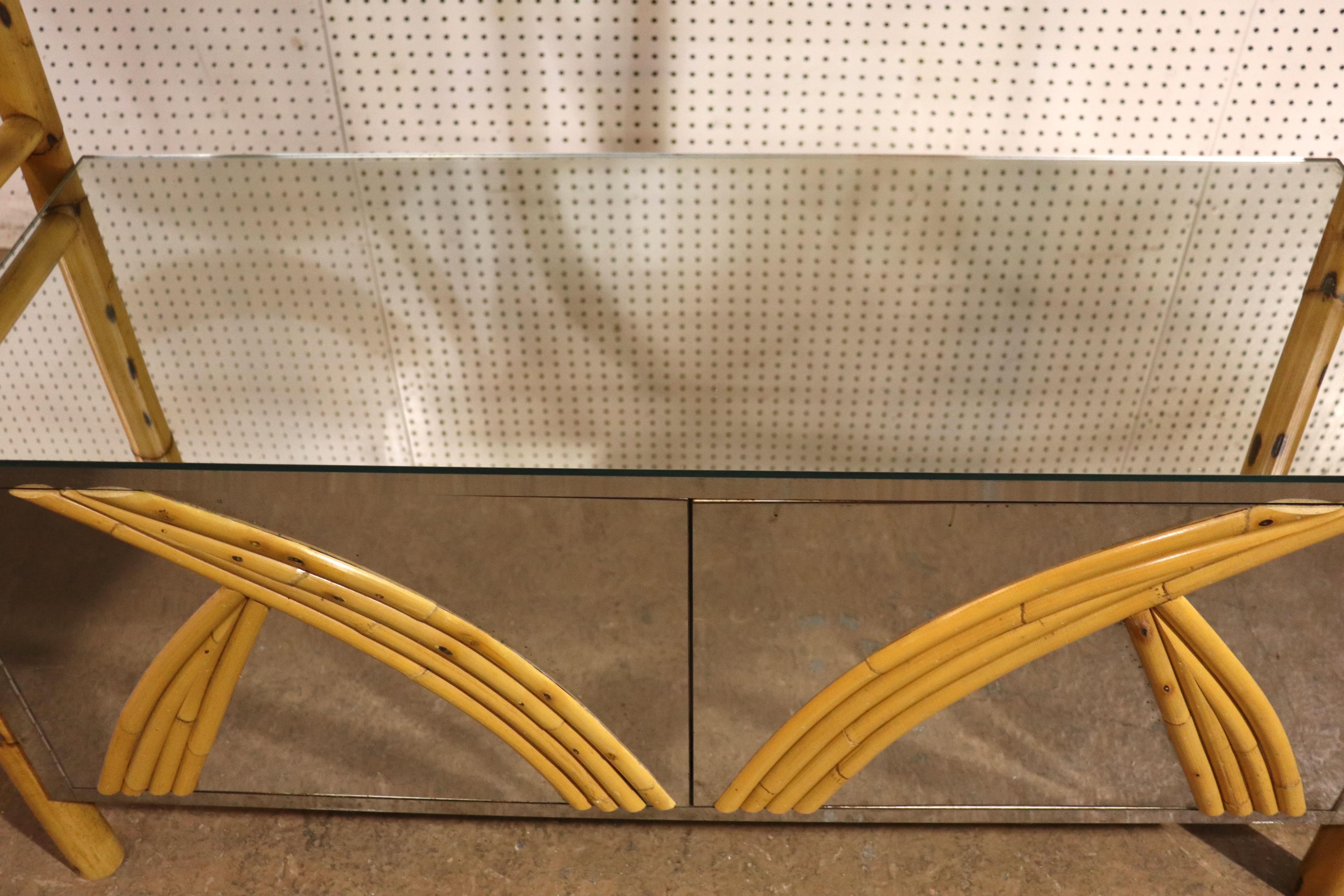 Ottone Etagere in bambù e specchio in vendita