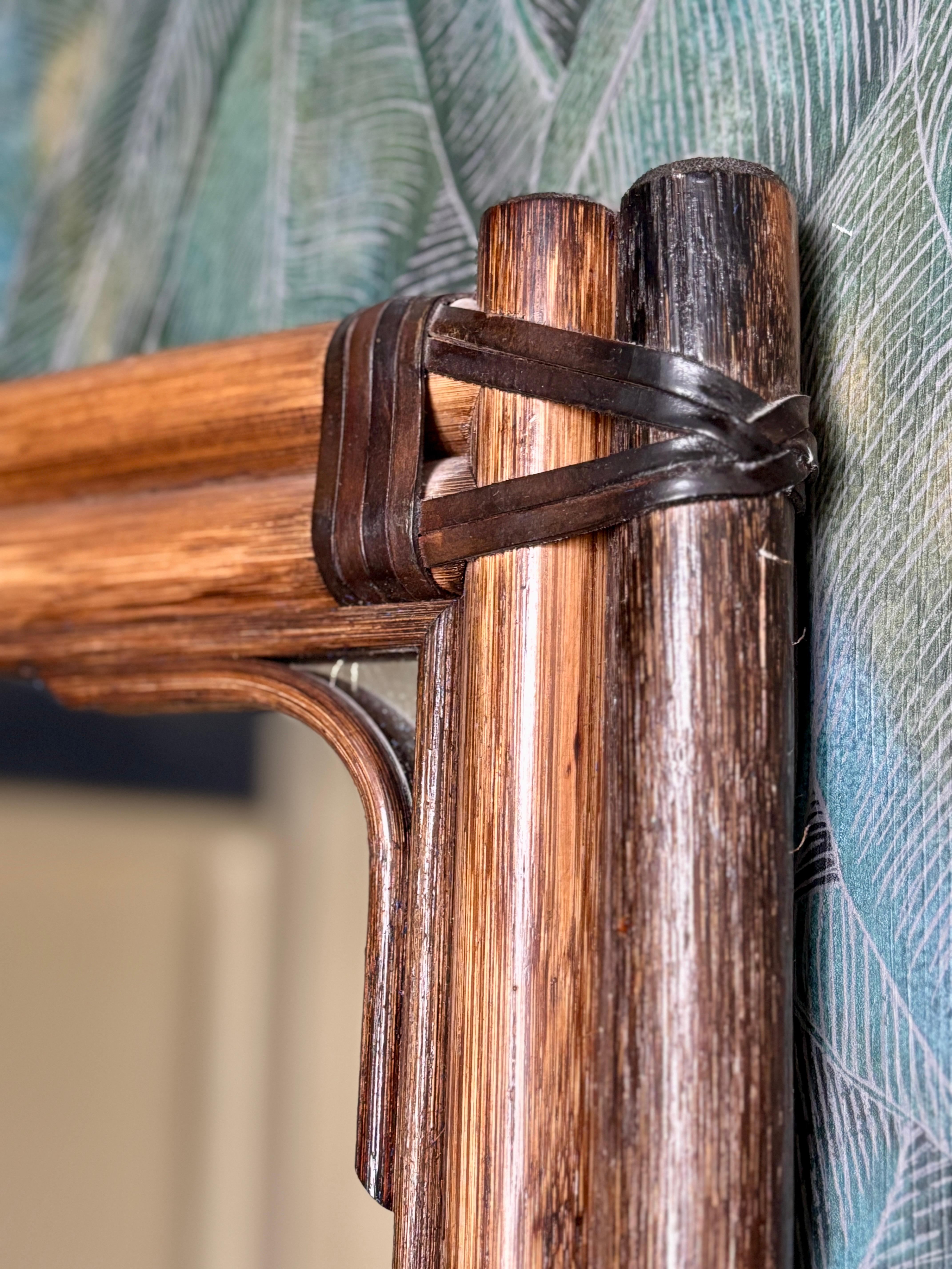 Bellissimo specchio da parete di grandi dimensioni della metà del secolo scorso realizzato in legno di bambù scuro.
Prodotto in Italia negli anni '1960. Uno straordinario design minimalista italiano degli anni '60.
Il legno è inoltre fissato agli